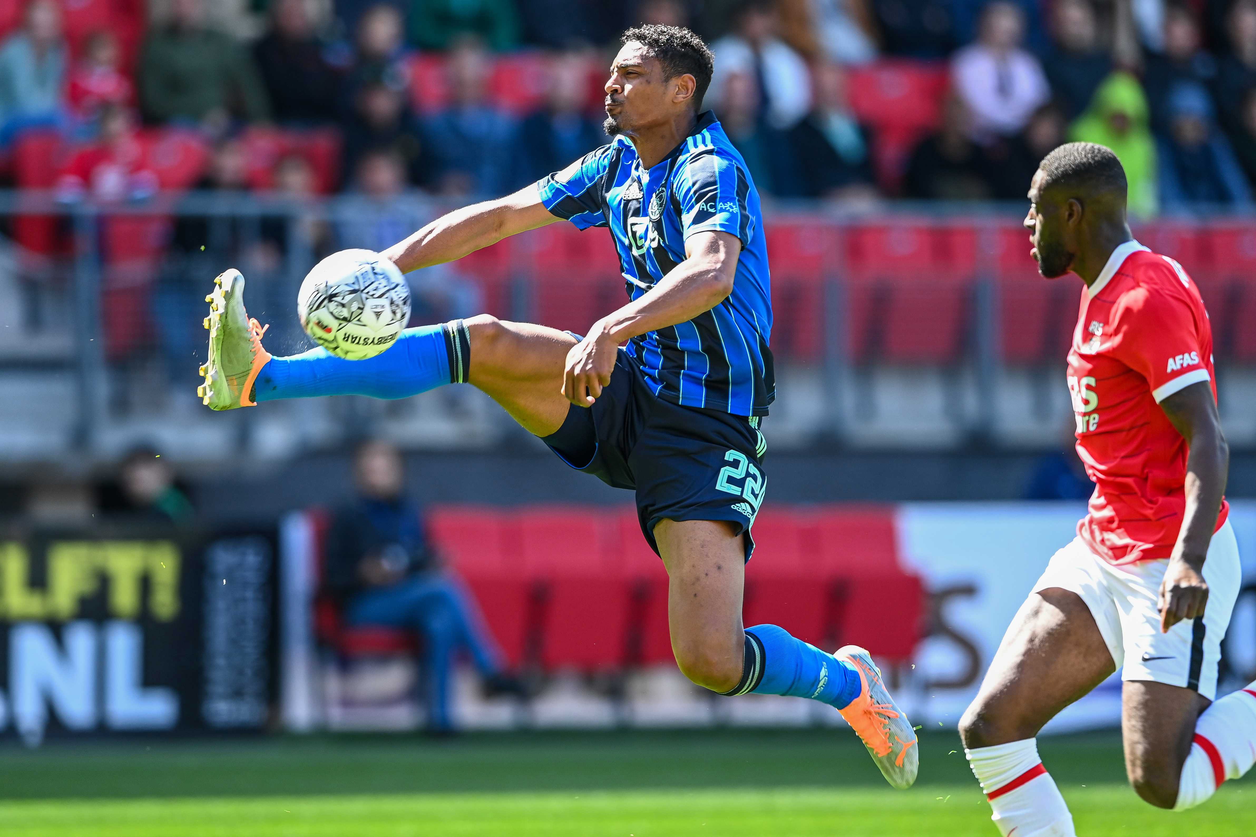 Alkmaar (Netherlands), 08/05/2022.- Sebastien Haller (L) of Ajax in action during the Dutch Eredivisie soccer match between AZ Alkmaar and Ajax Amsterddam at the AFAS stadium in Alkmaar, Netherlands, 08 May 2022. (Países Bajos; Holanda) EFE/EPA/Olaf Kraak