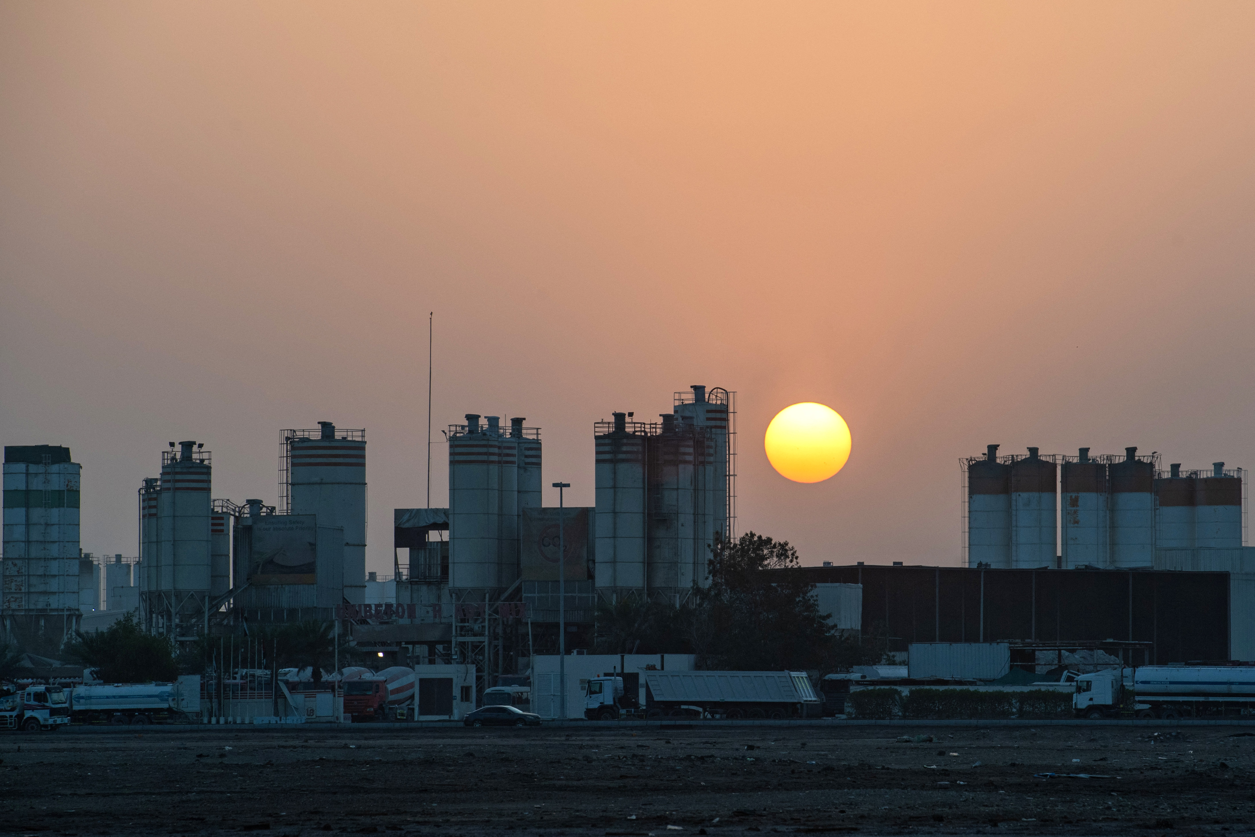 Explosión e incendio en Abu Dhabi se debe “probablemente” a drones