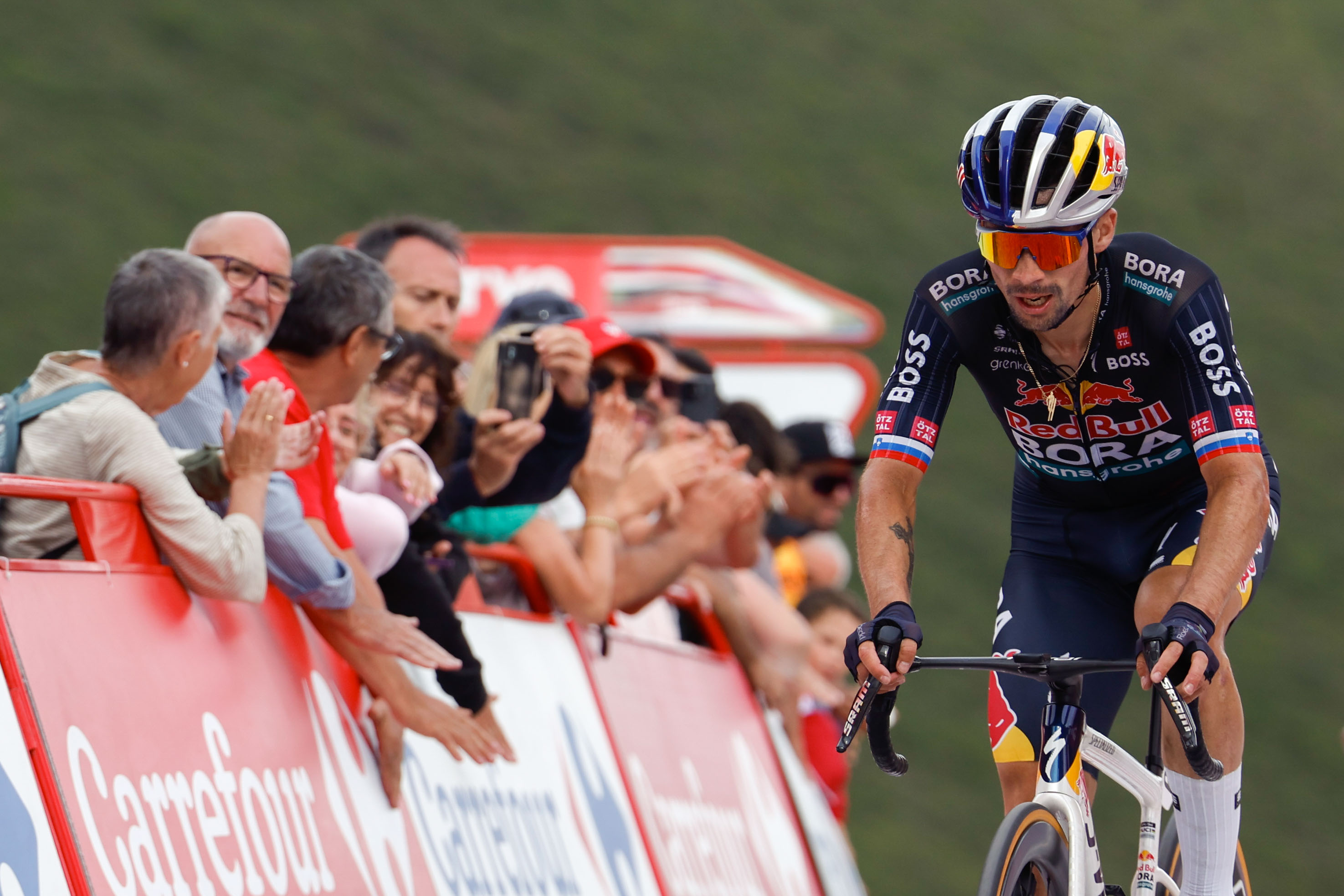 LUGO, 30/08/2024.- El ciclista esloveno Primož Roglič, del equipo Red Bull-BORA-Hansgrohe, en el sprint final de la decimotercera etapa de la Vuelta ciclista a España que se ha disputado este viernes sobre 176 kilómetros entre Lugo y el Puerto de Ancares. EFE/Javier Lizón