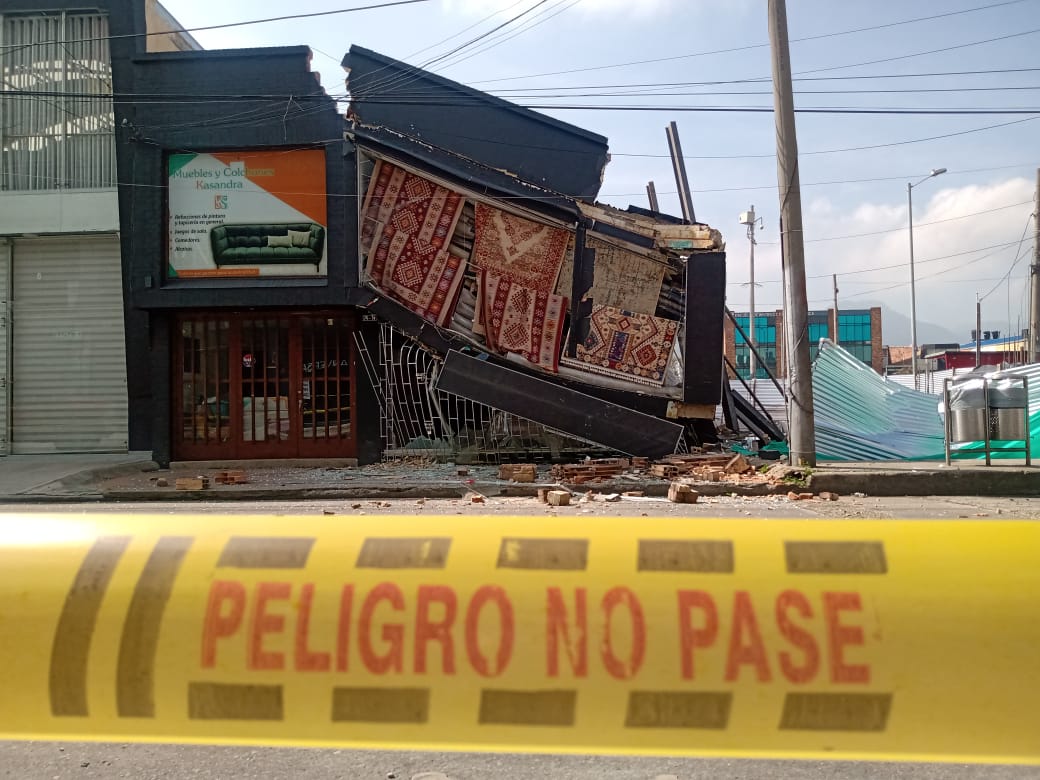 Colapsó almacén de alfombras y otros dos locales en el 12 de Octubre, ¿qué pasó?