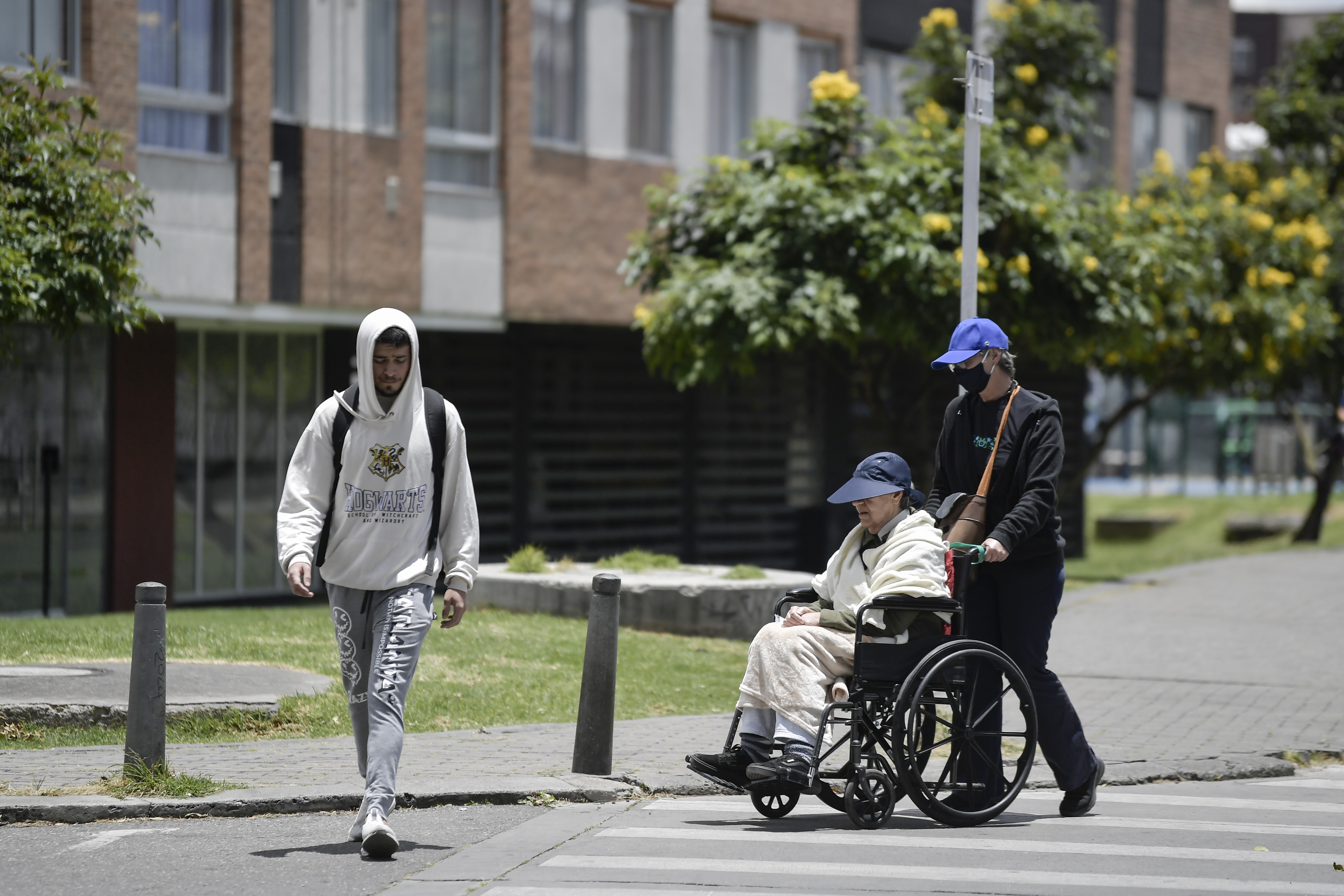 A Bogotá le salen canas, pero su sistema de atención aún tiene deudas pendientes