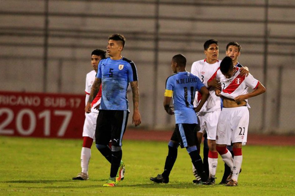 Los jugadores de Perú se lamentan tras perder ante Uruguay, este miércoles en el Sudamericano Sub-20 de Ecuador. / EFE
