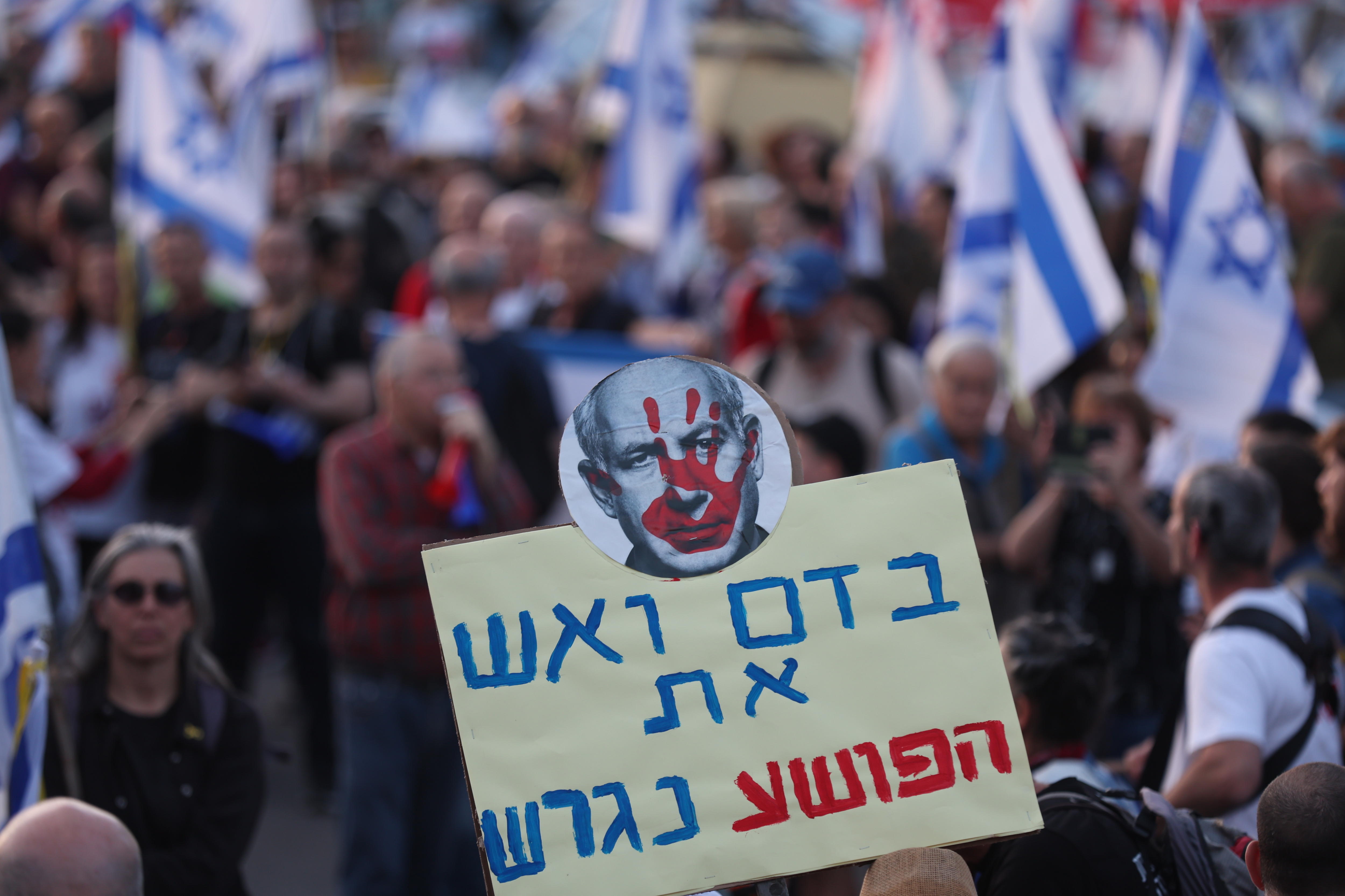 Jerusalem (Ó-), 01/04/2024.- Anti government protesters attend a second day of protests outside the Knesset, the Israeli Parliament in Jerusalem, 01 April 2024. Protesters declared four days of rallies outside the Knesset and set up tents, calling for the return of all hostages held in Gaza and the immediate government dissolution. According to the Israel Defense Forces (IDF), 134 Israeli hostages are currently being held by Hamas in Gaza. (Protestas, Jerusalén) EFE/EPA/ABIR SULTAN