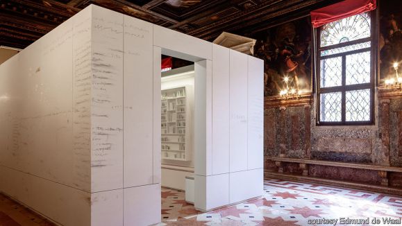 La migración habla a través de los libros en la «Biblioteca del Exilio»