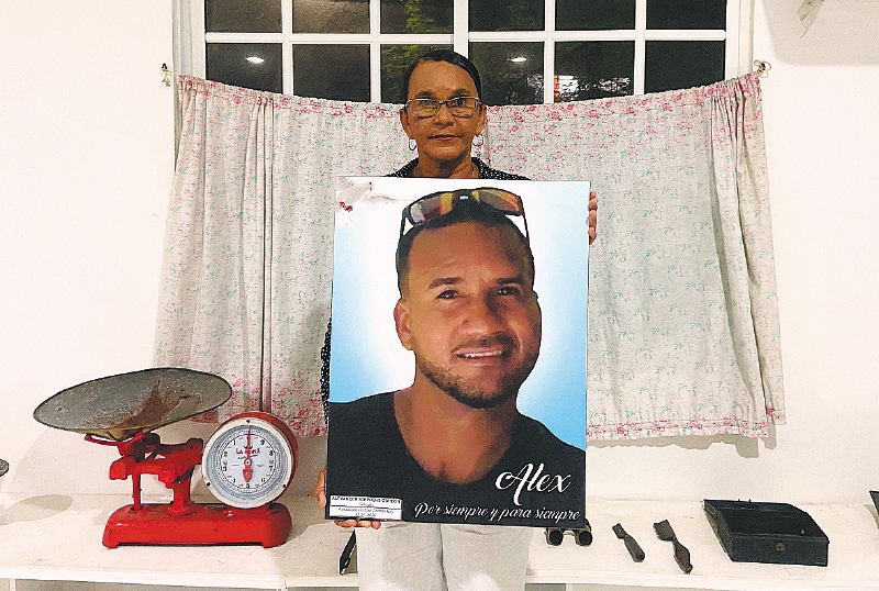 Elizabeth Gordon sostiene el retrato de su hijo Alexander Stephens Gordon, asesinado en la madrugada del 23 de diciembre de 2020. / Sebastián Forero Rueda