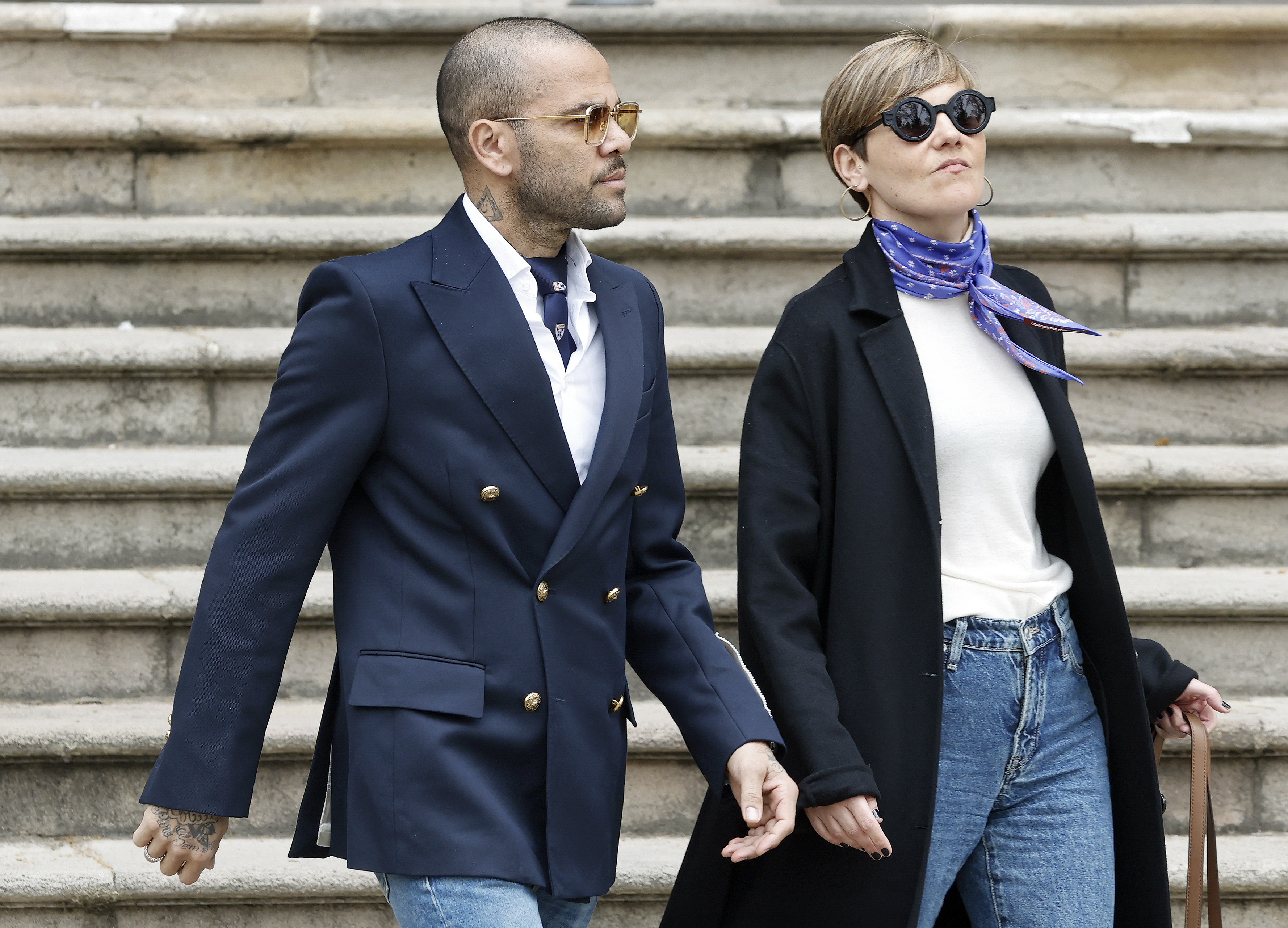GRAFCAT6439. BARCELONA (ESPAÑA), 04/04/2025.- El exfutbolista Dani Alves (i) junto a su abogada,Inés Guardiola (d) ha acudido hoy a los juzgados a recuperar sus pasaportes español y brasileño, una vez ha sido absuelto por la justicia al revocarse su condena inicial de cuatro años y medio de cárcel por la violación de una joven en una discoteca de Barcelona en diciembre de 2022.EFE/ Andreu Dalmau