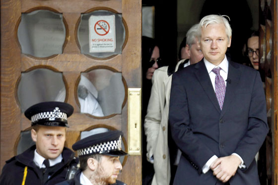 Julian Assange, de espía a entrevistador