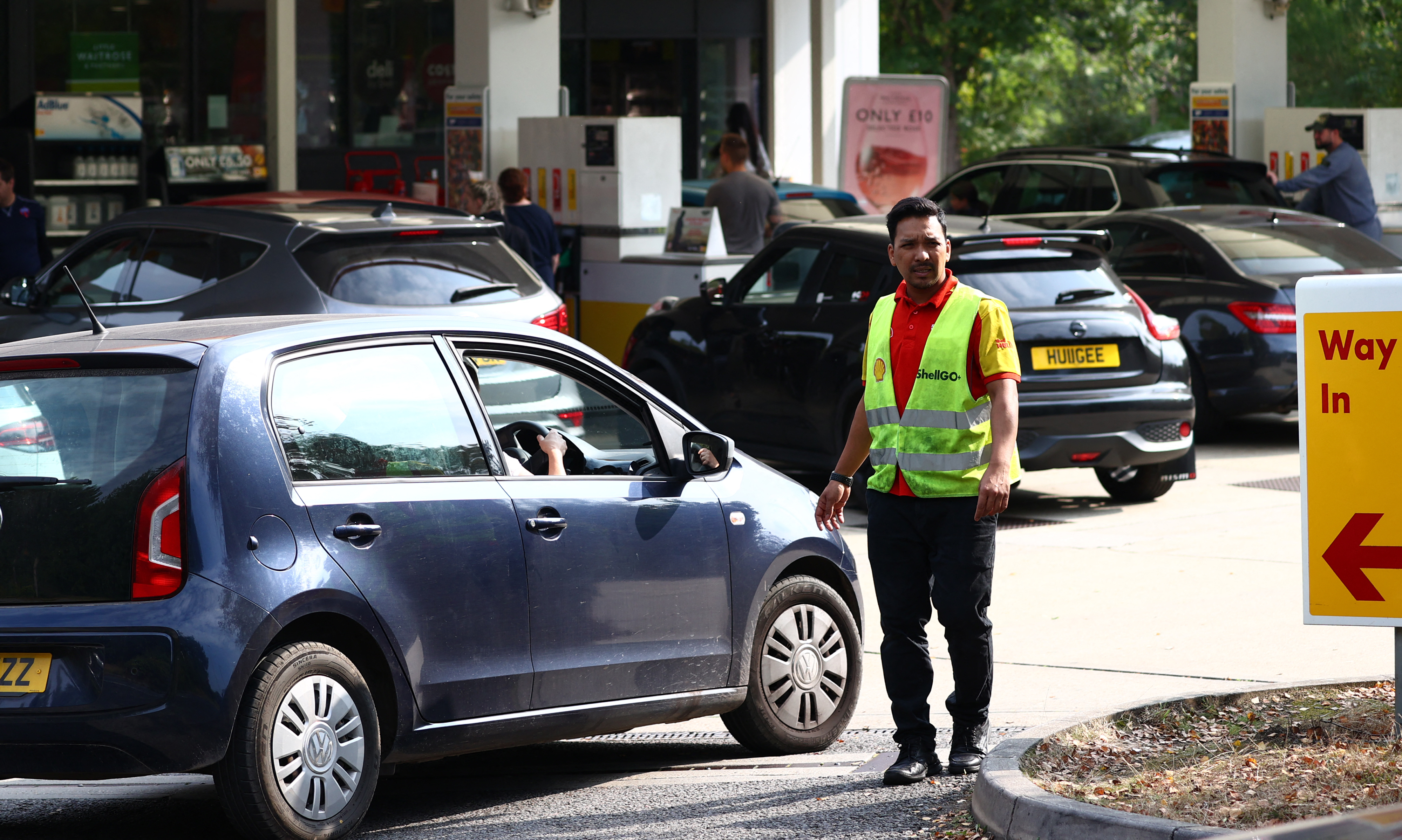 Escasez de gasolina empeora en Reino Unido por falta de transportistas
