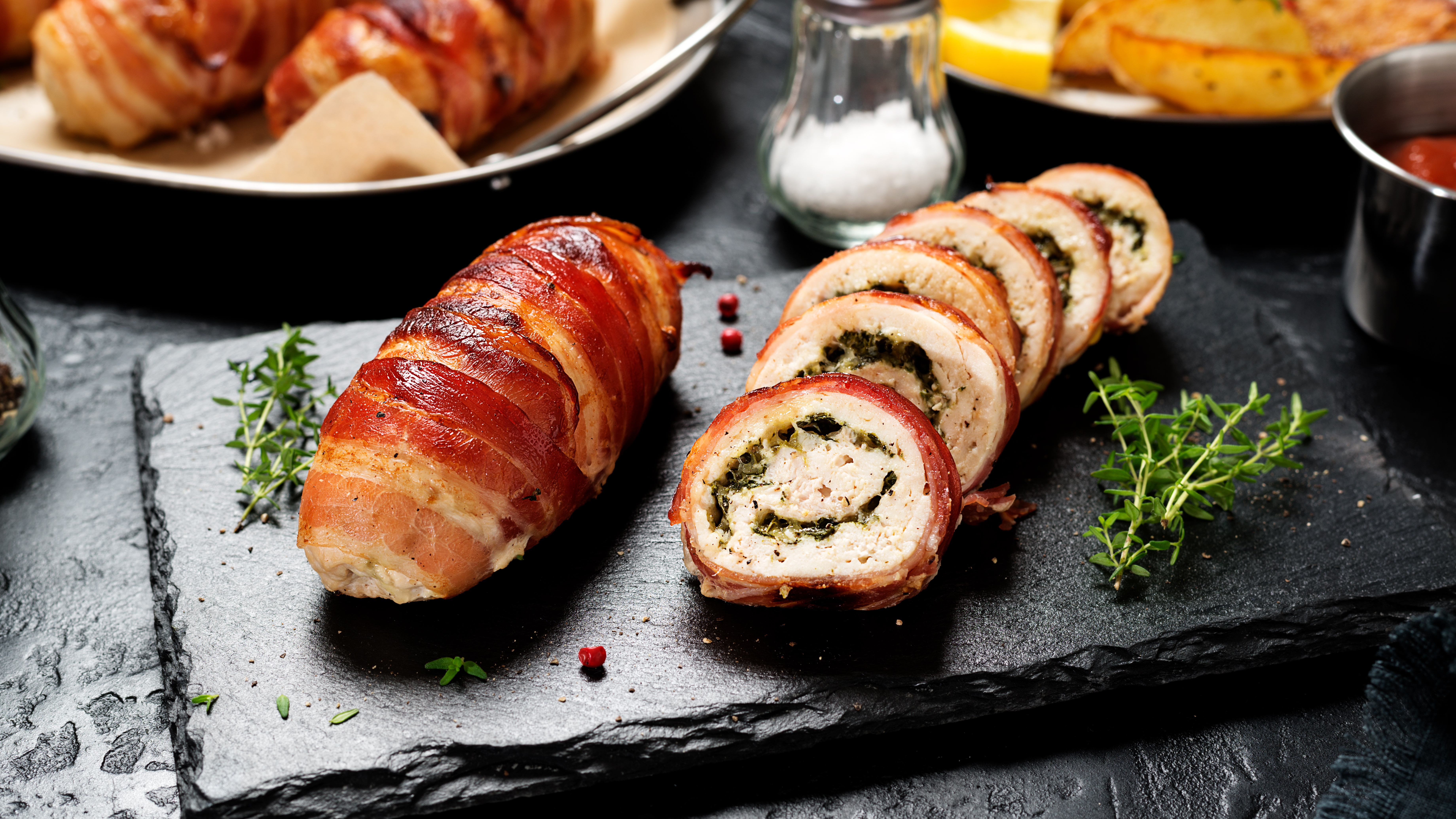 Canapés de pan rellenos de queso y jamón