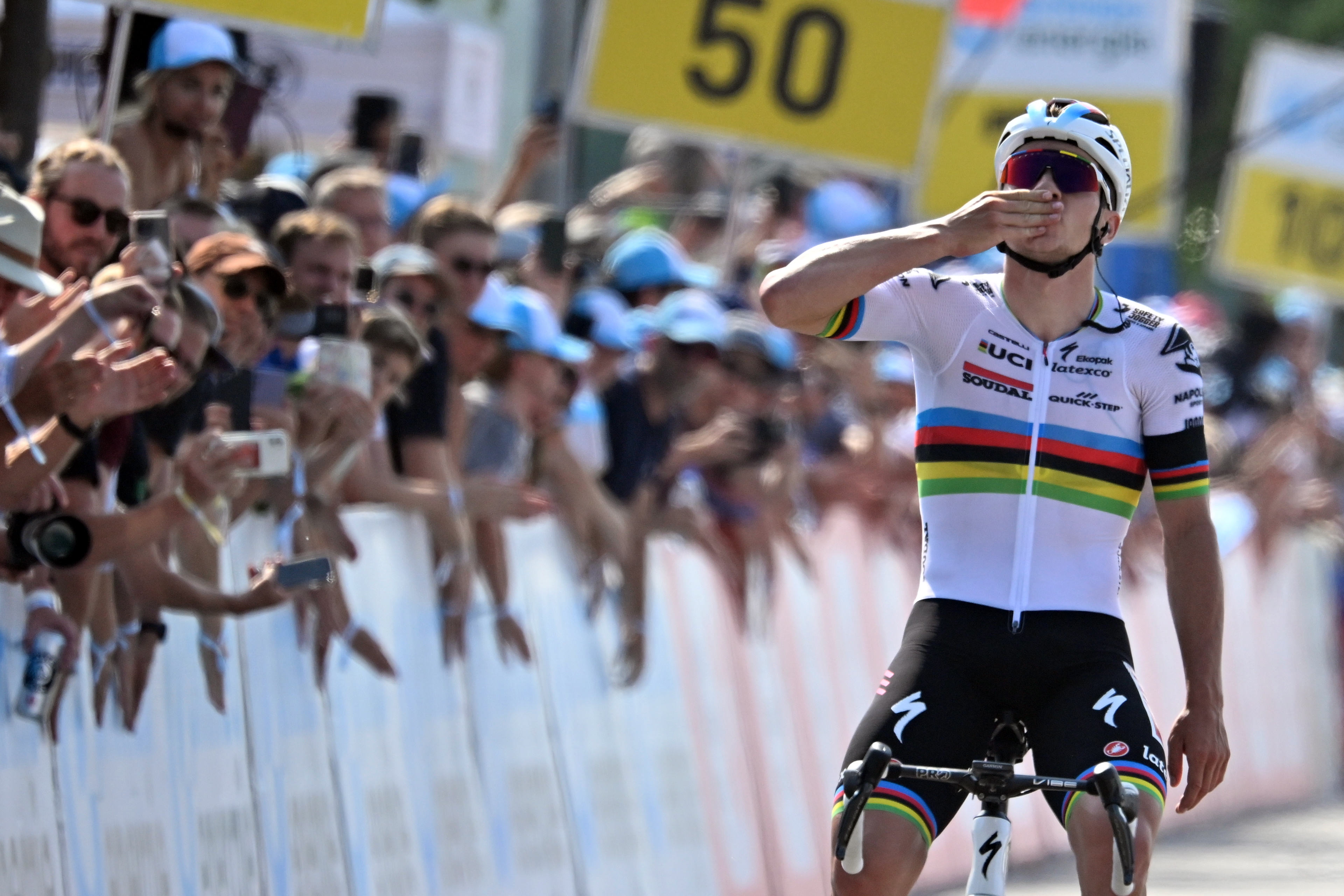 Remco Evenepoel se llevó la penúltima etapa en Suiza y homenajeó a Gino Mader