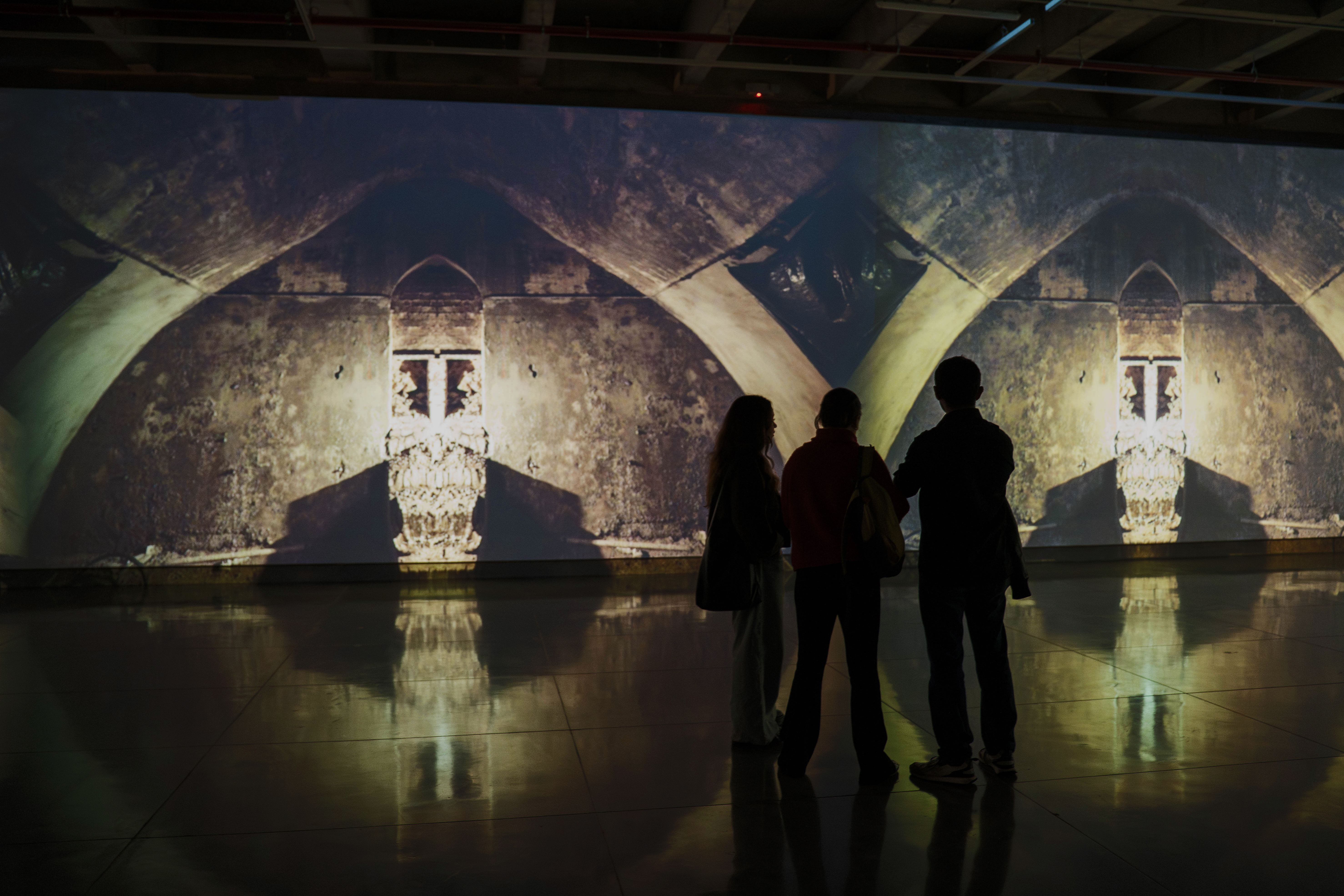 Katabasis: la exposición que explora ríos subterráneos de Bogotá y Medellín