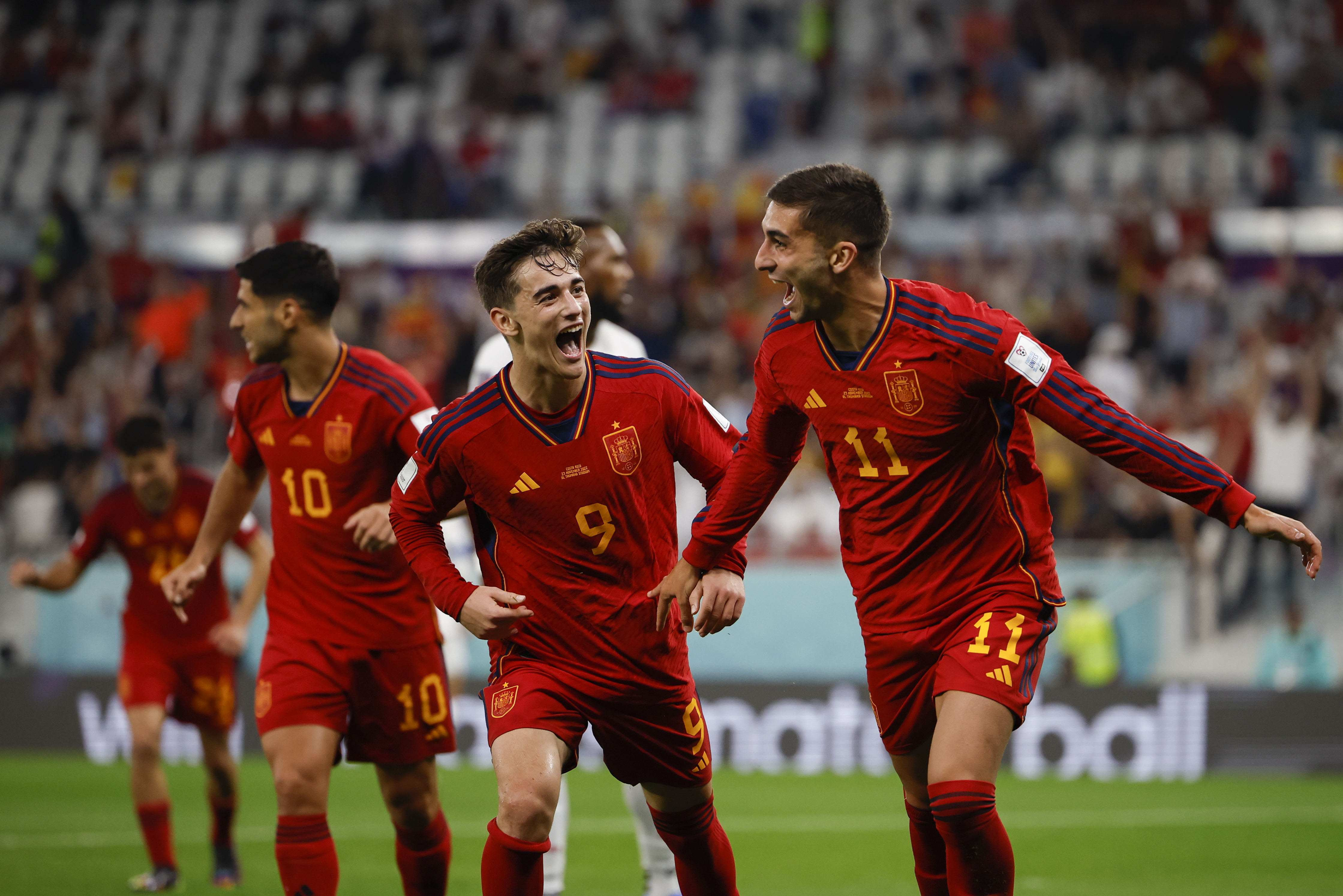 . DOHA (CATAR), 23/11/2022.- Ferran Torres (d) de España celebra su gol hoy, en un partido de la fase de grupos del Mundial de Fútbol Qatar 2022 entre España y Costa Rica en el estadio Al Zumama en Doha (Catar). EFE/ Alberto Estevez