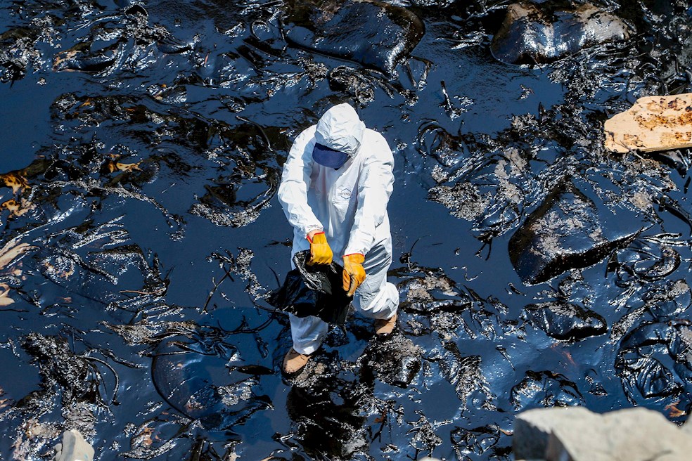 Perú: empresa detrás del derrame de crudo dice que terminará de limpiar en febrero
