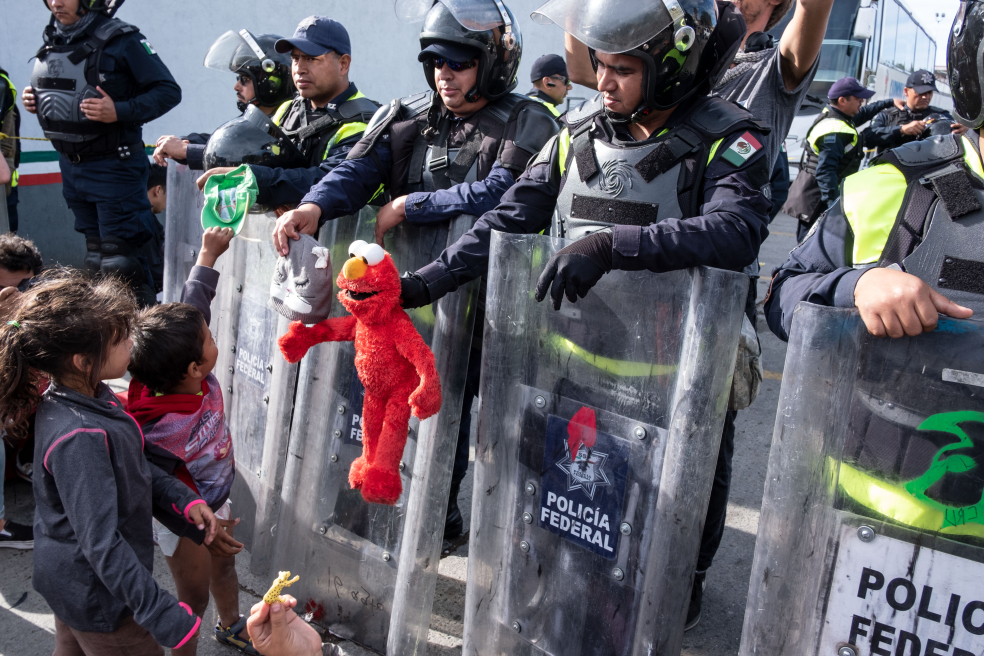 Se calienta frontera con México: EE. UU. y caravana muestran sus fuerzas