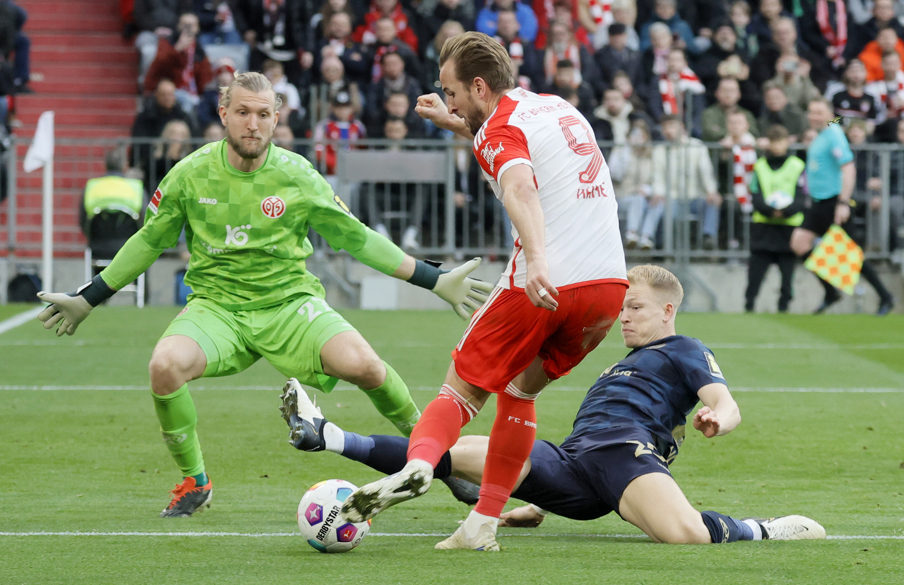 Munich (Germany), 09/03/2024.- Munich's Harry Kane (L) in action against Mainz'Äôs Andreas Hanke-Olsen (R) during the German Bundesliga soccer match between FC Bayern Munich and 1.FSV Mainz 05 in Munich, Germany, 09 March 2024. (Alemania) EFE/EPA/RONALD WITTEK CONDITIONS - ATTENTION: The DFL regulations prohibit any use of photographs as image sequences and/or quasi-video.