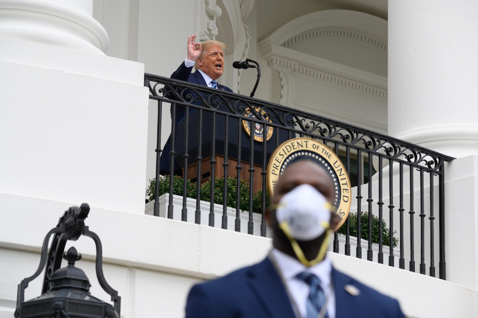 Trump vuelve a la campaña con un acto en la Casa Blanca sin tapabocas