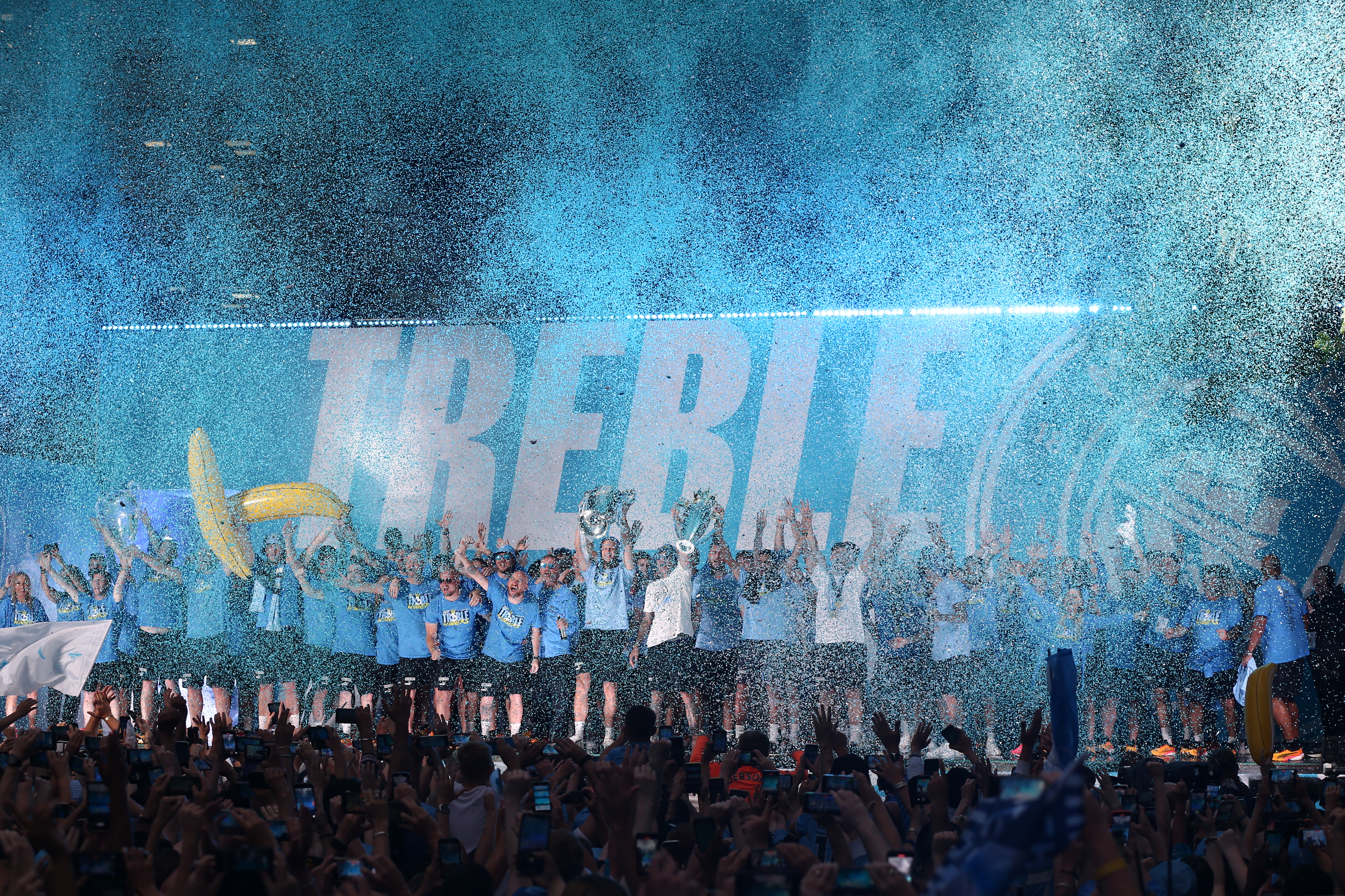 Manchester City celebró la Champions con sus hinchas bajo la lluvia