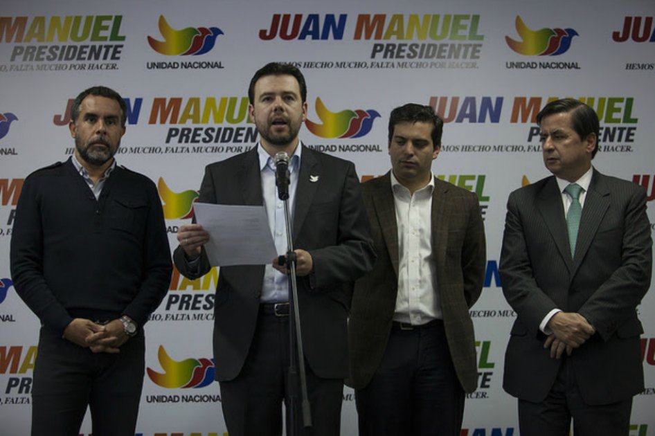 Como delirantes calificó el comité político de campaña de Santos declaraciones de Uribe