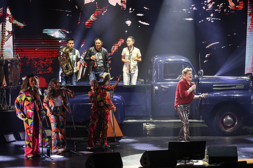 El cantante Carlos Vives ofreció un único concierto en el Teatro Mayor Julio Mario Santo Domingo de Bogotá para celebrar su aniversario.