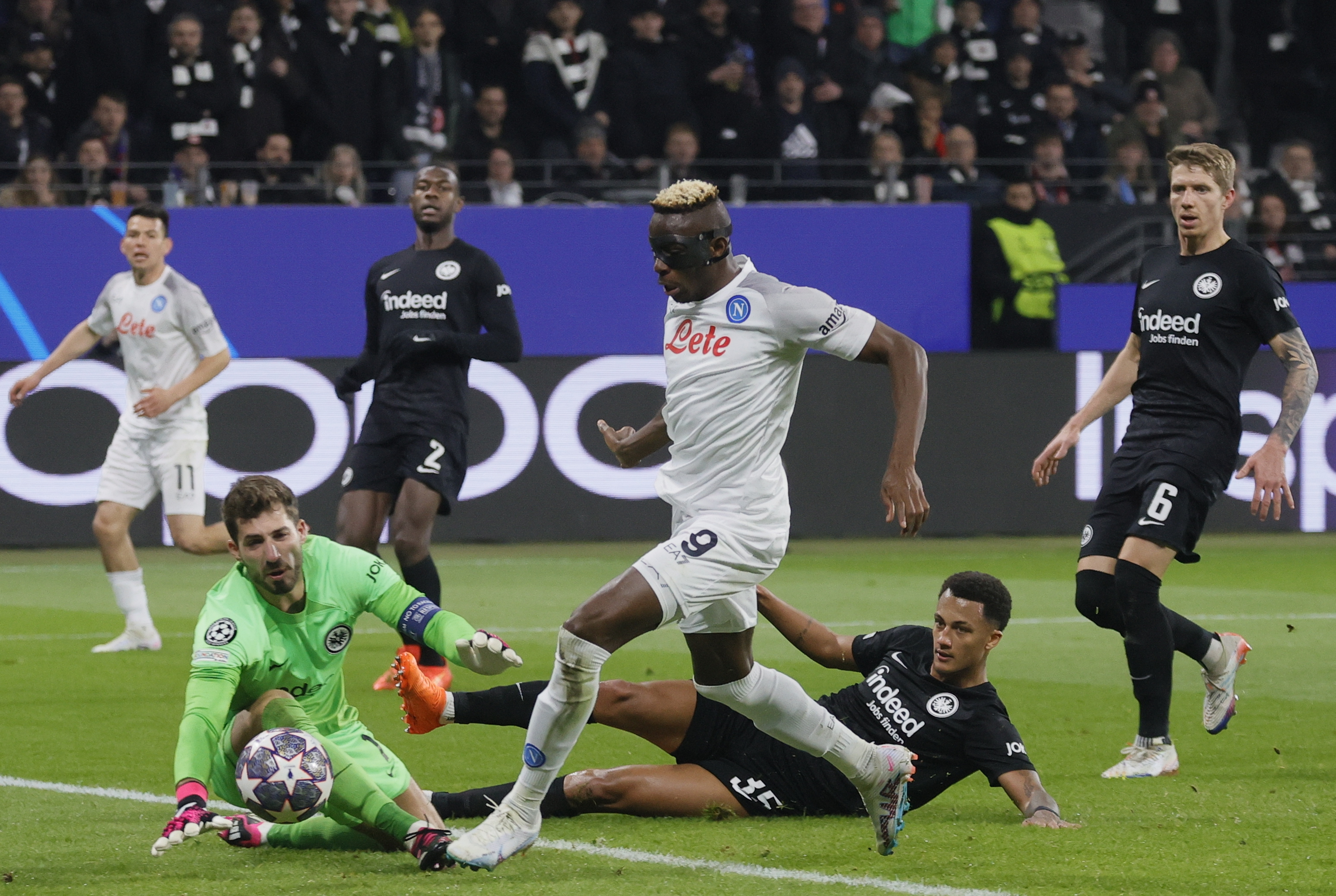 Napoli no desentonó en Europa y venció a Eintracht Frankfurt en Alemania