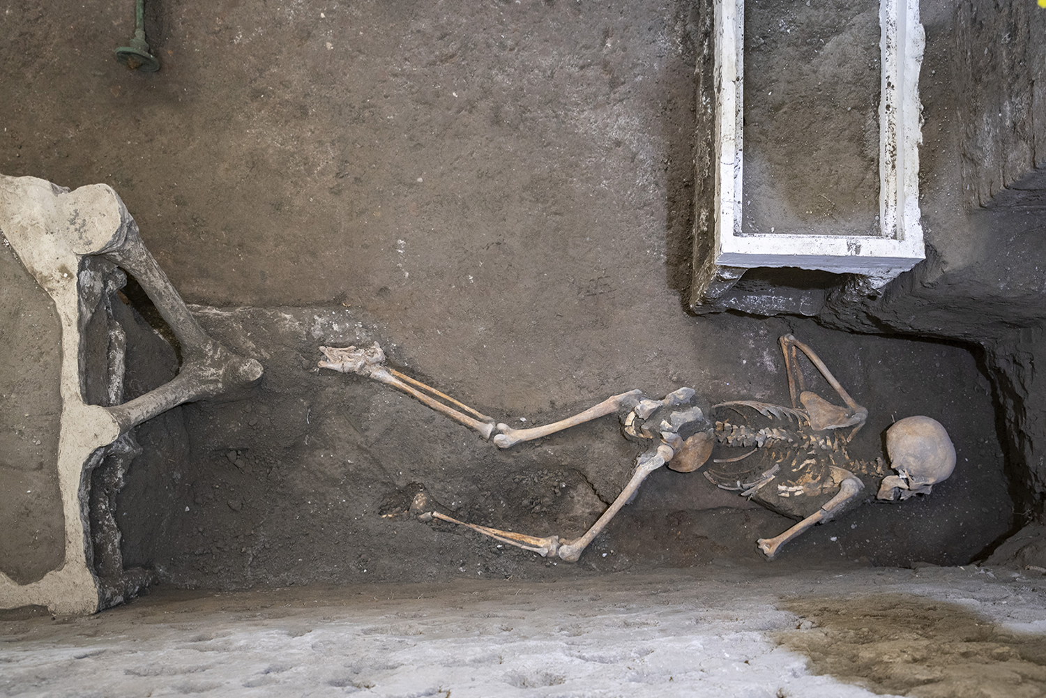 ROMA, 12/08/2024.-Las excavaciones que se realizan en el área arqueológica de Pompeya (sur de Italia), la ciudad destruida por la erupción del Vesubio en el 79 d.C, arrojaron nuevos hallazgos: dos víctimas de la erupción, un hombre y una mujer, que conservaba cerca de ella varias monedas de oro, plata y bronce, y algunas joyas, incluidos aretes de oro y perlas. EFE / Área arqueológica de Pompeya SOLO USO EDITORIAL/SOLO DISPONIBLE PARA ILUSTRAR LA NOTICIA QUE ACOMPAÑA (CRÉDITO OBLIGATORIO)