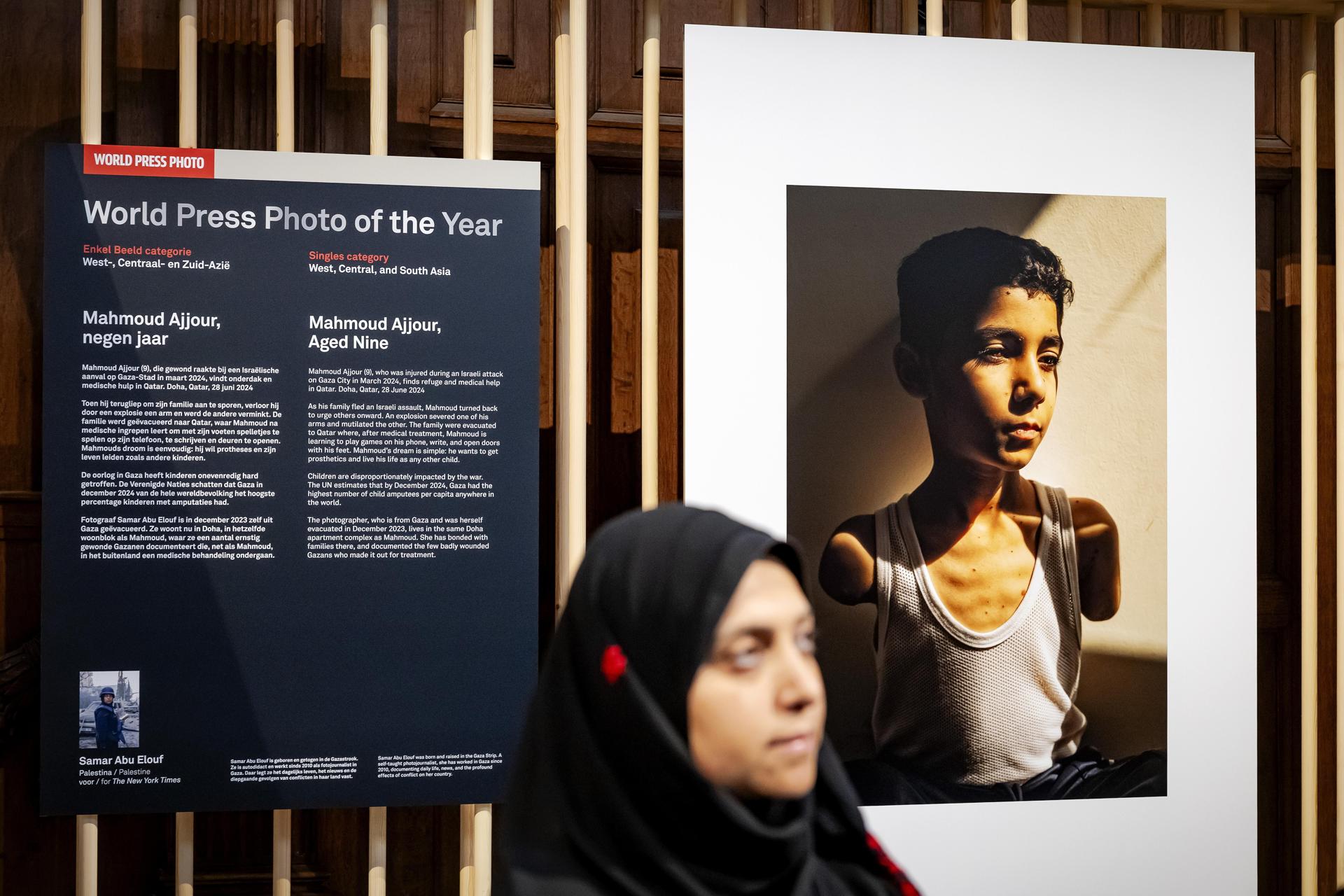 AMSTERDAM (Netherlands), 17/04/2025.- Palestinian photographer Samar Abu Elouf poses before her World Press Photo of the Year winning photograph, during the announcement of the World Press Photo winners at the Nieuwe Kerk in Amstedam, Netherlands, 17 April 2025. Presented every year, the World Press Photo is one of the most prestigious awards for photojournalists (Países Bajos; Holanda) EFE/EPA/ROBIN VAN LONKHUIJSEN
