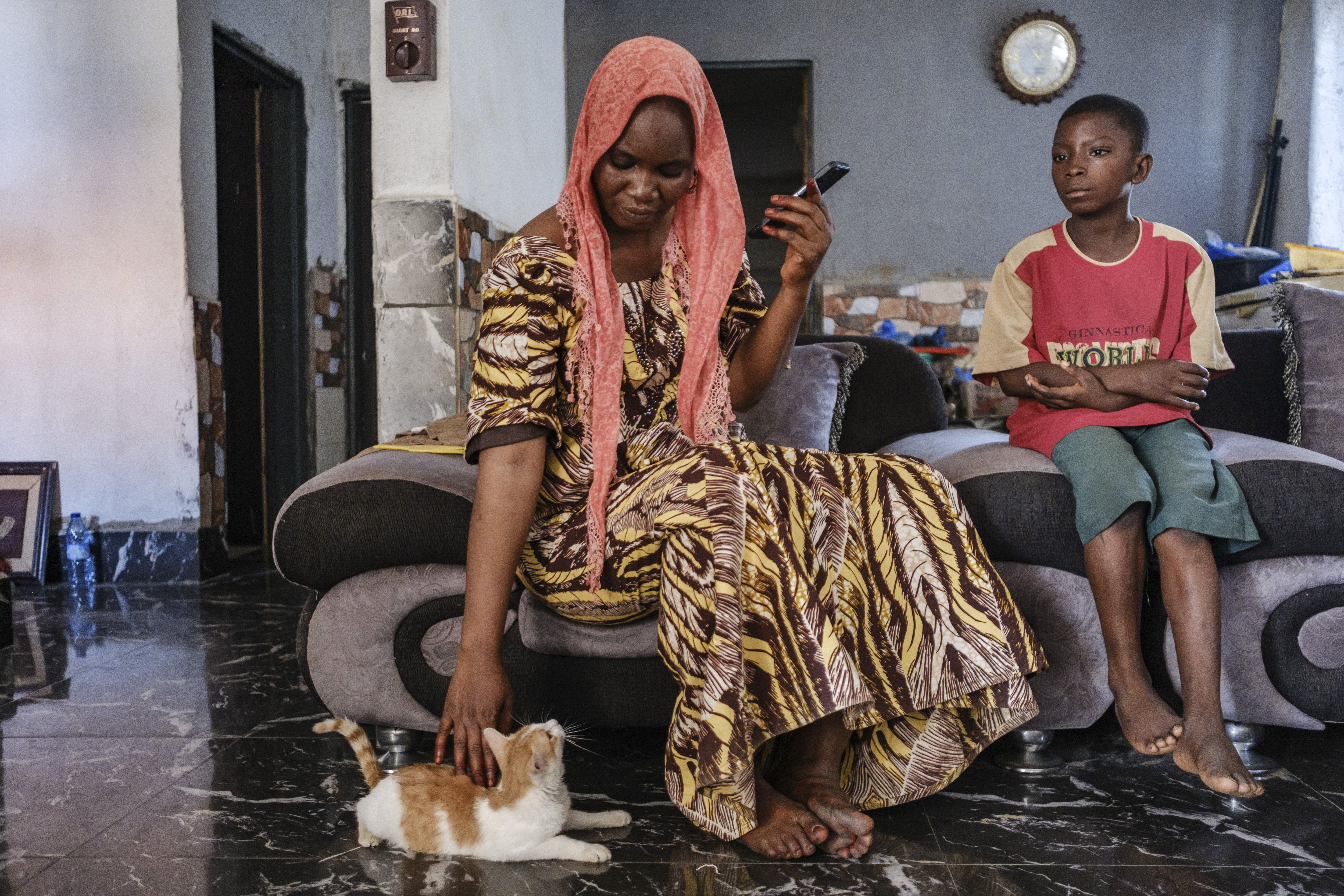 Amina Aliyu con su hijo, Mohammed Aliyu, de 11 años, quien sufrió esquistosomiasis.