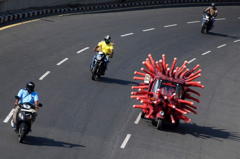 El coronavirus en forma de carro "recorre" la India para concientizar a la gente