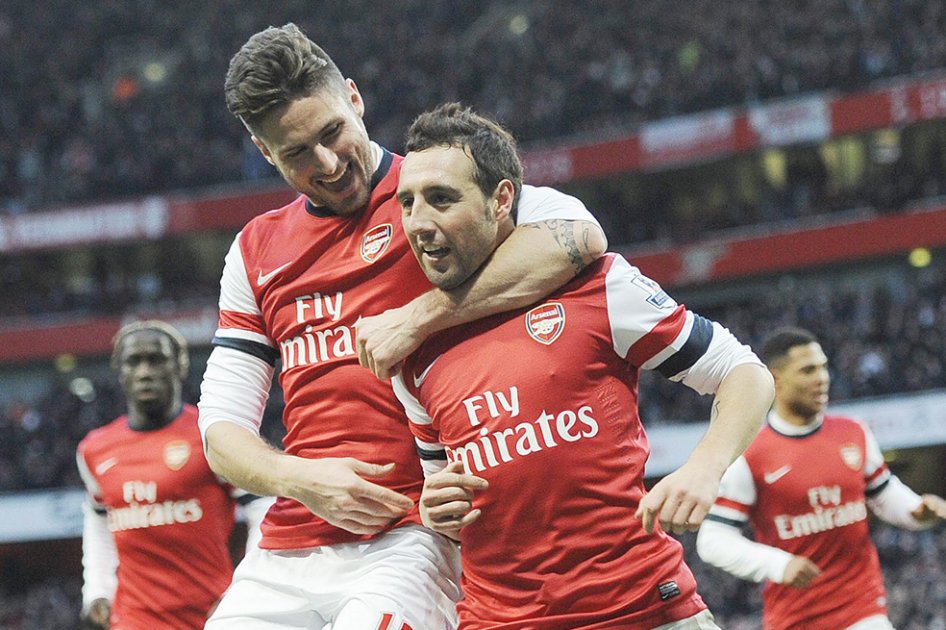 Arsenal ganó y mantiene el liderato en la Premier