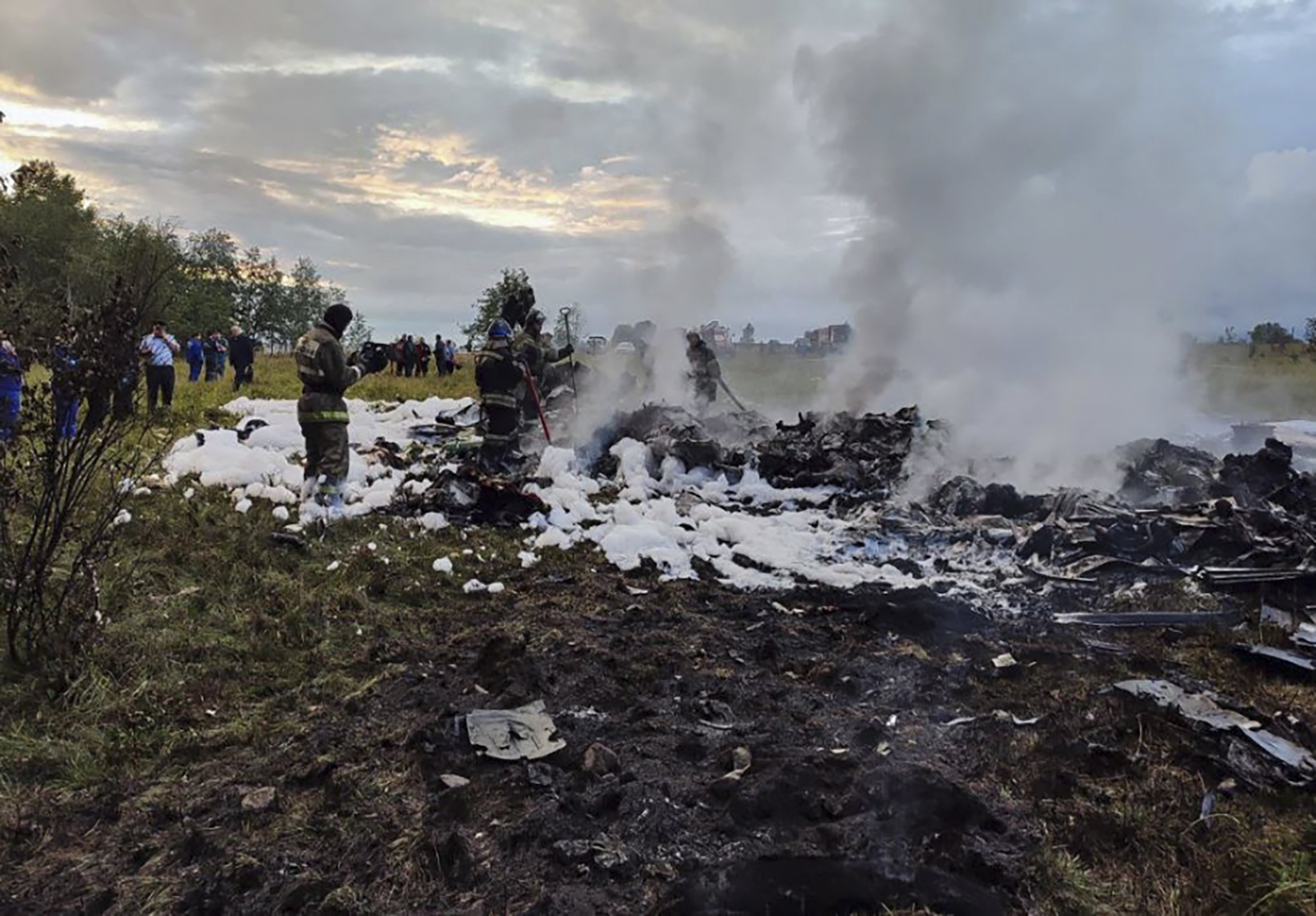 Kuzhenkino (Russian Federation), 23/08/2023.- A handout picture made available by Russian Investigative Committee shows Russian emergency service work on the site of the plane crash near the village of Kuzhenkino, Tver region, Russia, 23 August 2023. An investigation was launched into the crash of an aircraft in the Tver region in Russia on 23 August 2023, the Russian Federal Air Transport Agency said in a statement. Among the passengers was Yevgeny Prigozhin, the agency reported. (Rusia, Ucrania) EFE/EPA/RUSSIAN INVESTIGATIVE COMMITEE HANDOUT HANDOUT EDITORIAL USE ONLY/NO SALES