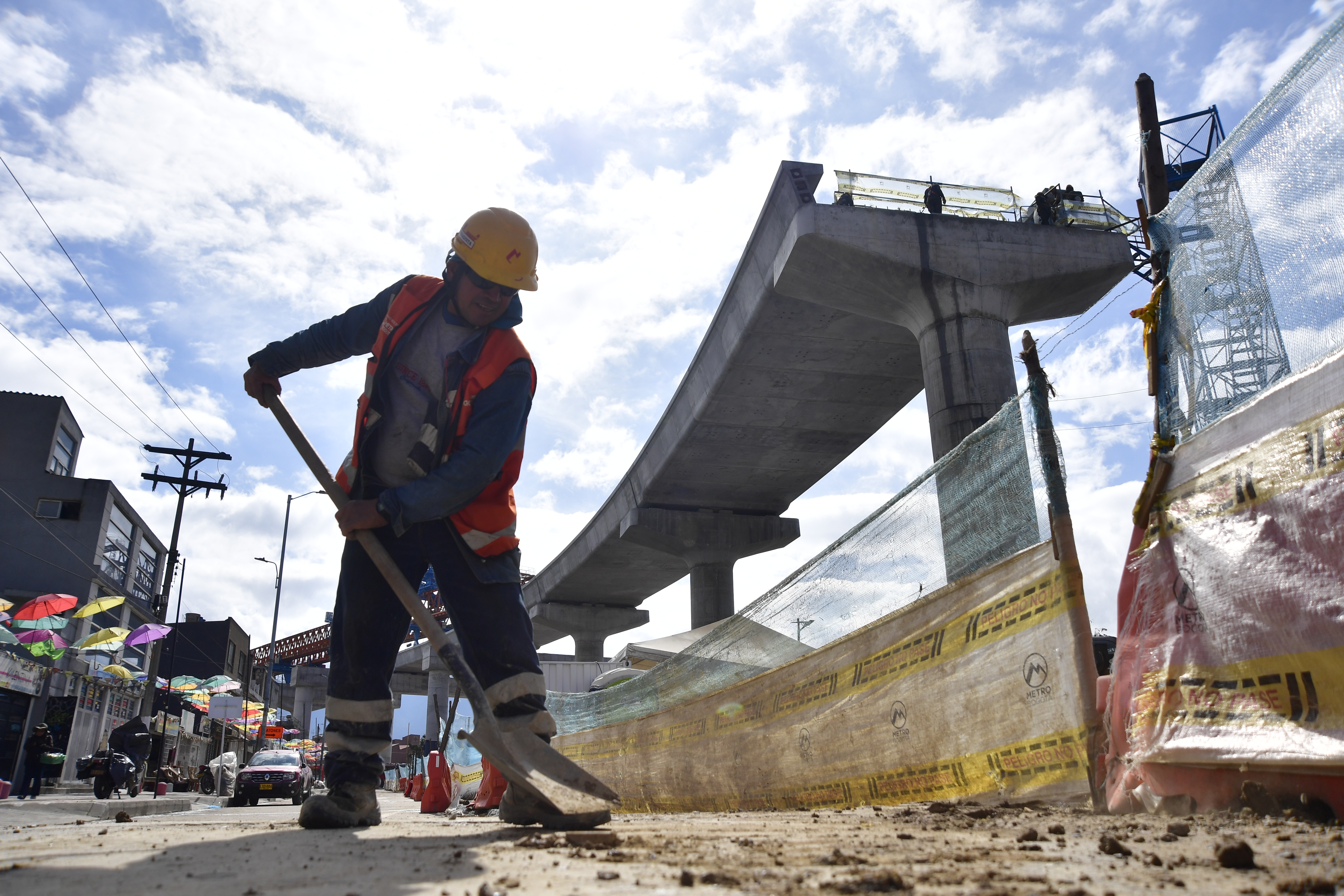 Obas del metro en la calle octava sur en inmediaciones a la carrera 30 y avenida primero de mayo
