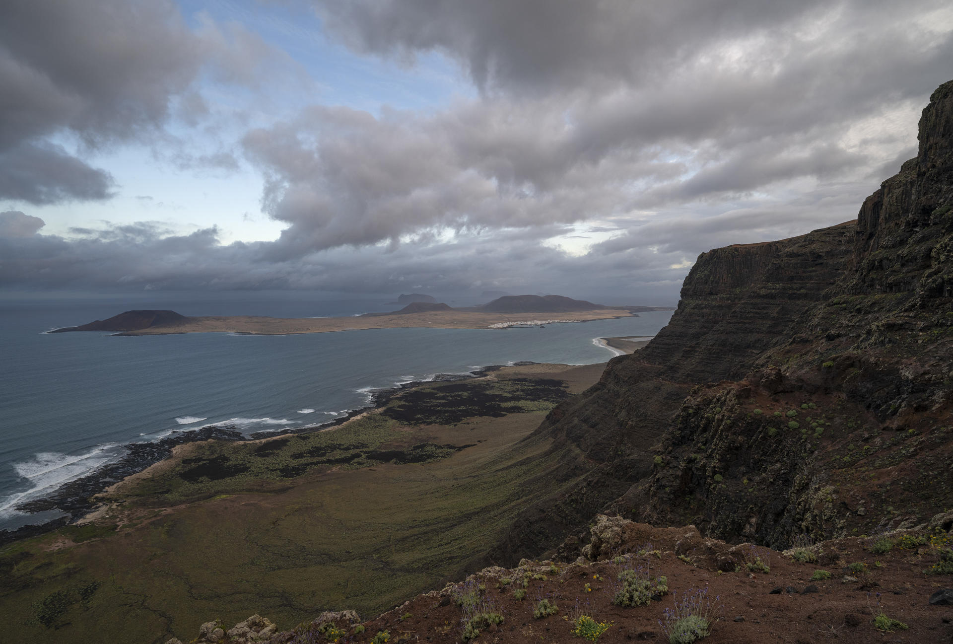 FOTODELDÍA GRAFCAN7316. TEQUISE (LANZAROTE) (ESPAÑA), 10/04/2025.-- Nubes sobre la isla de La Graciosa al paso de la borrasca 'Olivier' por las islas Canarias.EFE/Adriel Perdomo