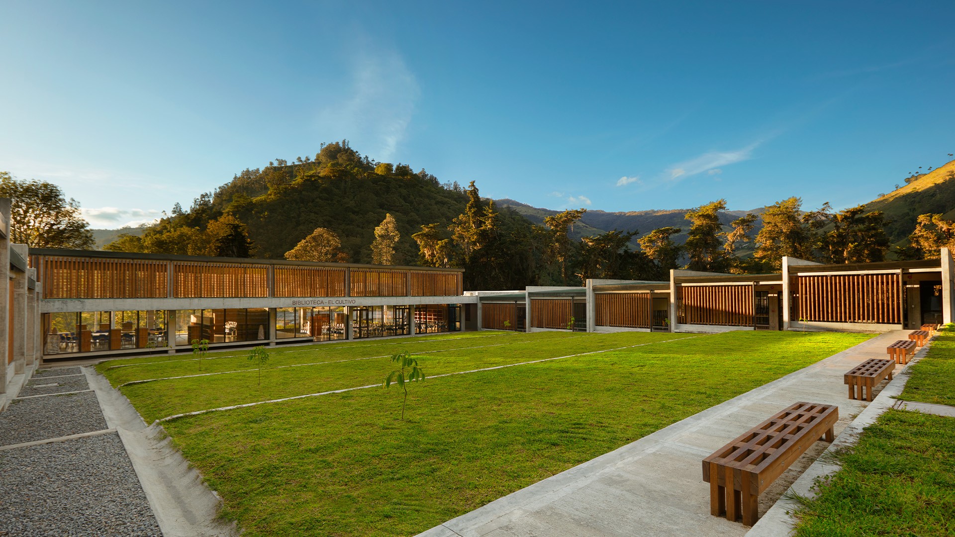 Este es el colegio público que Crepes & Waffles construyó en Cajamarca, Tolima