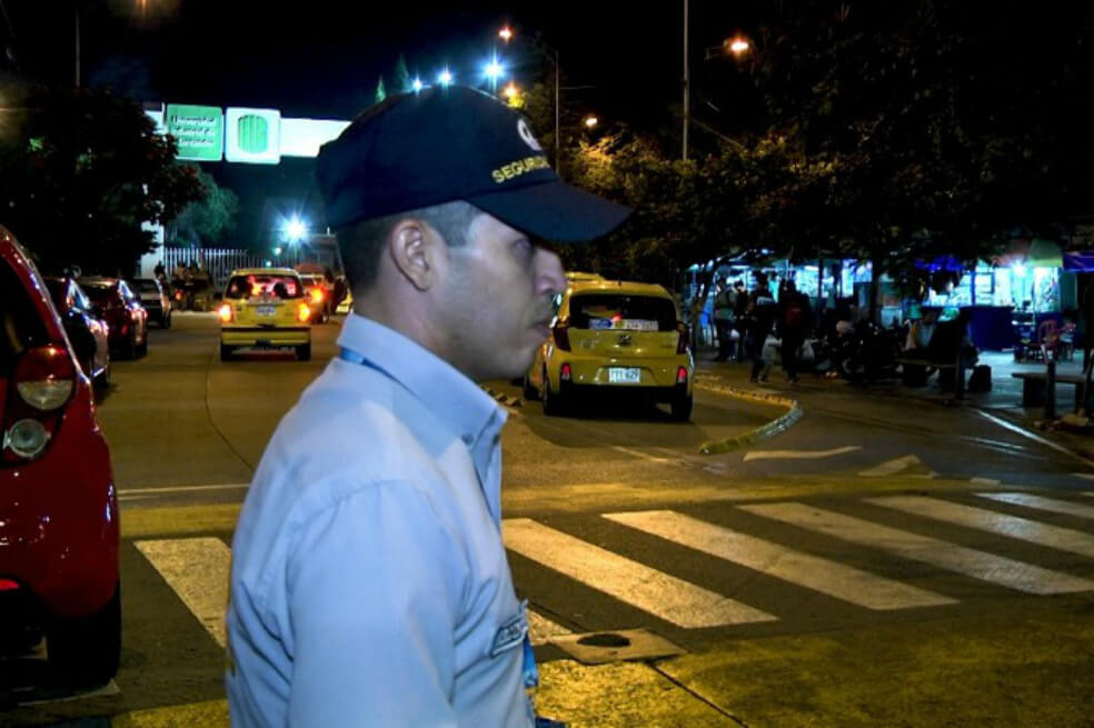 Ante inseguridad, vigilantes acompañan a estudiantes de la UIS a coger transporte