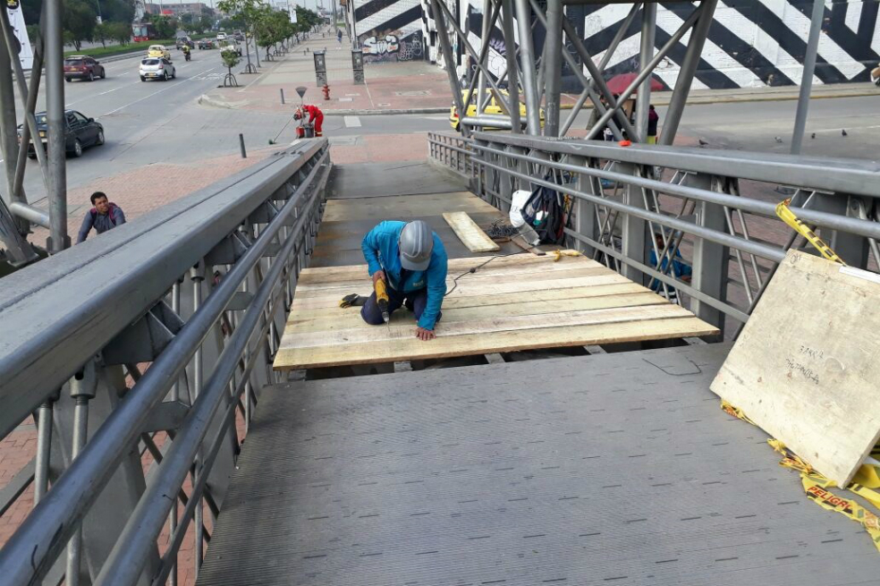 Los 83 huecos que dejó la delincuencia en puentes peatonales de Transmilenio