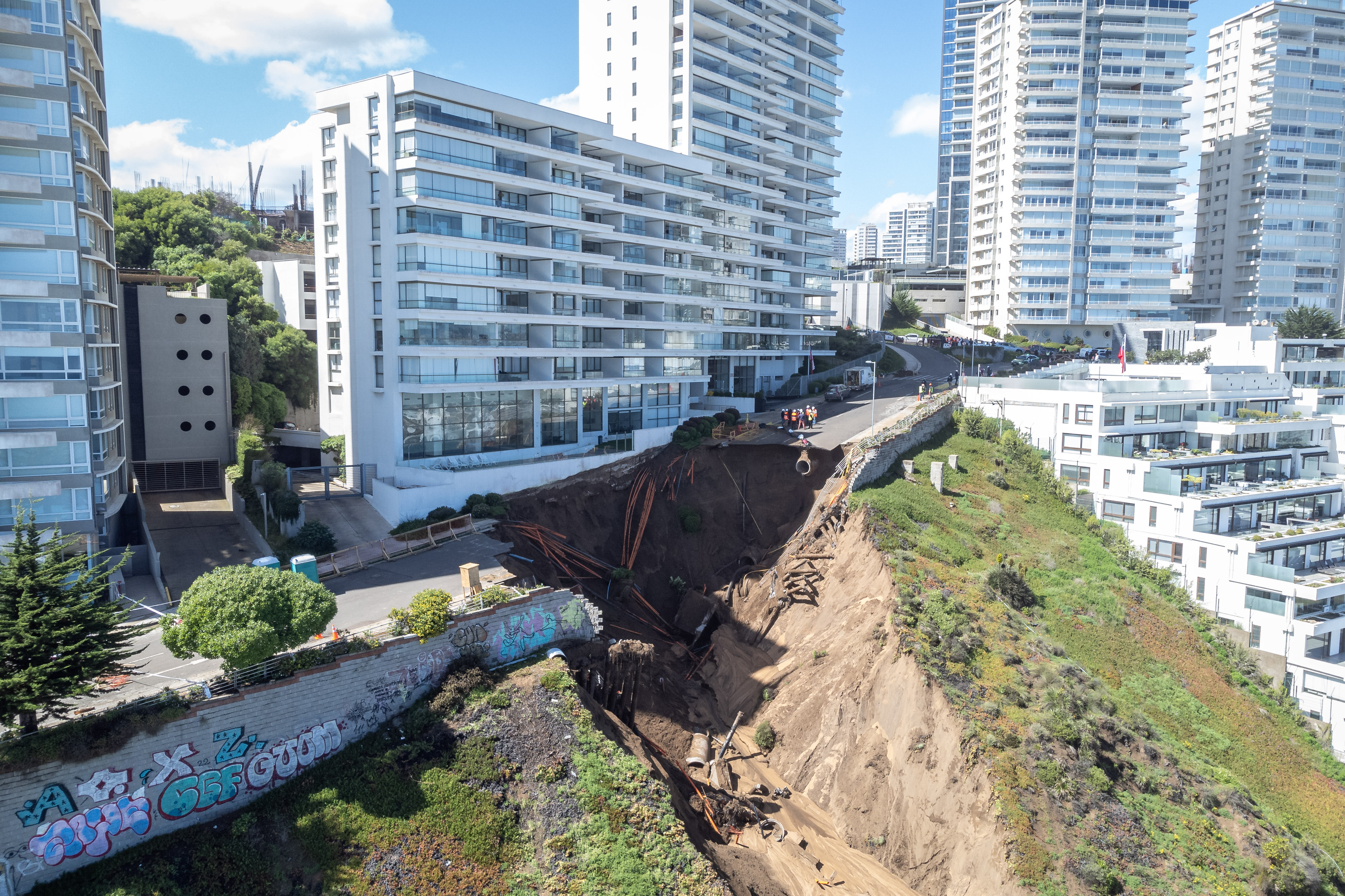 Otro socavón aparece en Viña del Mar y obliga a evacuar cuatro edificios