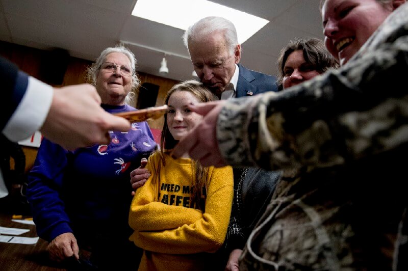 Joe Biden, el político que tocaba demasiado