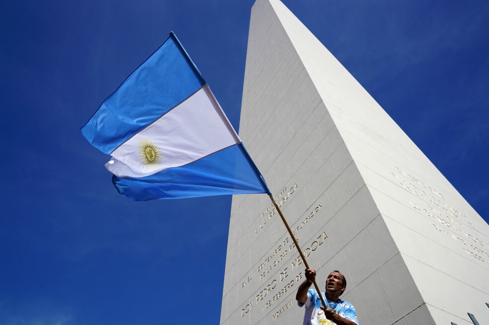 Argentinos acuden en masa al mercado informal de dólares