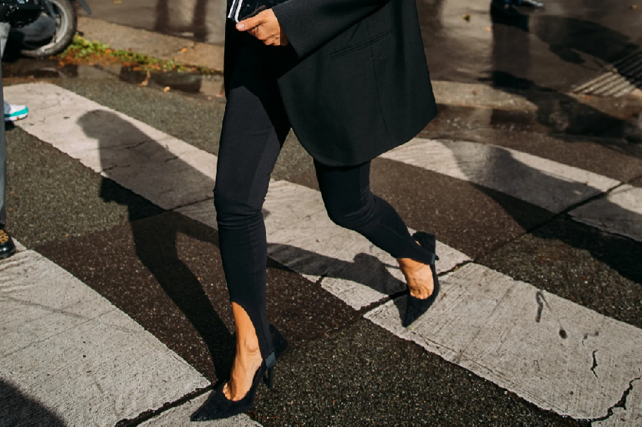 Leggins en la oficina: 5 outfits que combinan comodidad y elegancia