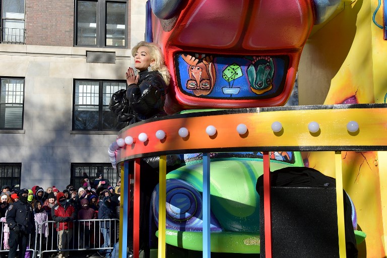 Rita Ora se defiende tras el terrible playback en el desfile de Acción de Gracias