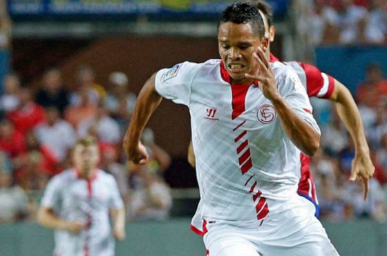 Carlos Bacca jugó 27 minutos en el empate de Sevilla y Standard de Lieja