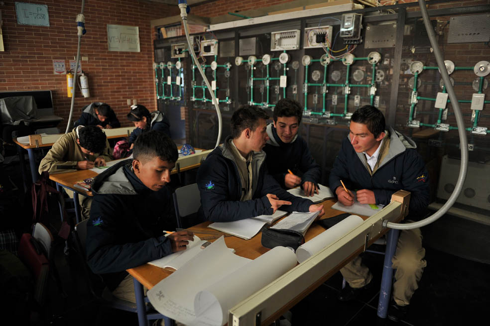 Santos reclamó apoyo para colegios por concesión