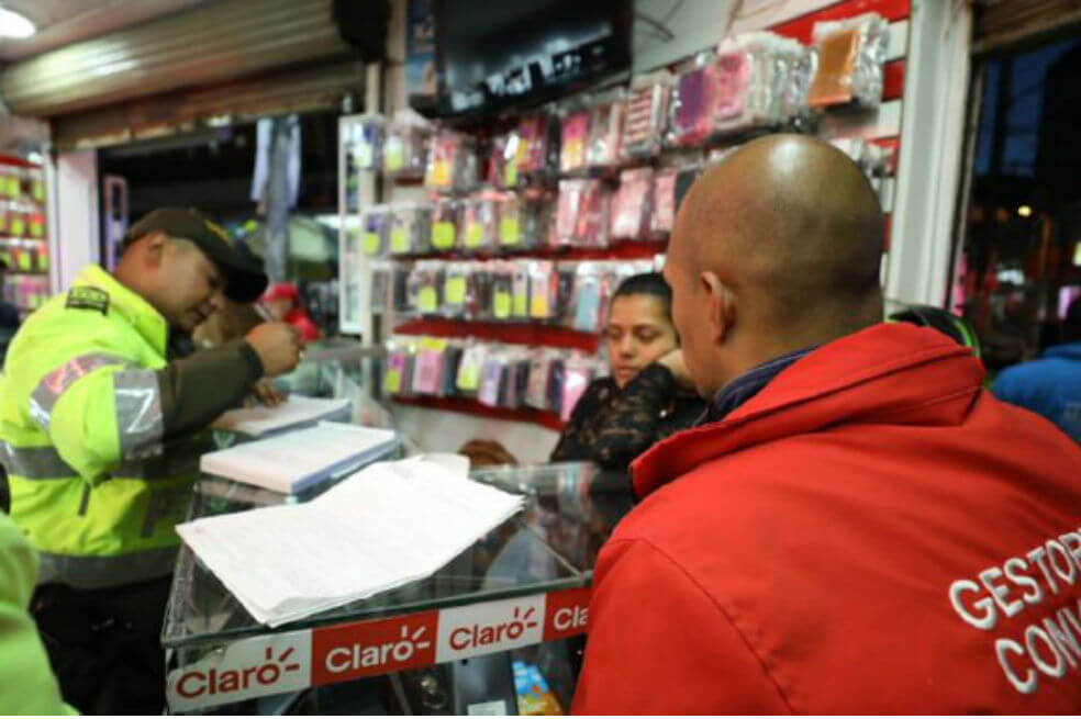 En operativo, incautan mercancía y sellan 11 establecimientos comerciales en Suba