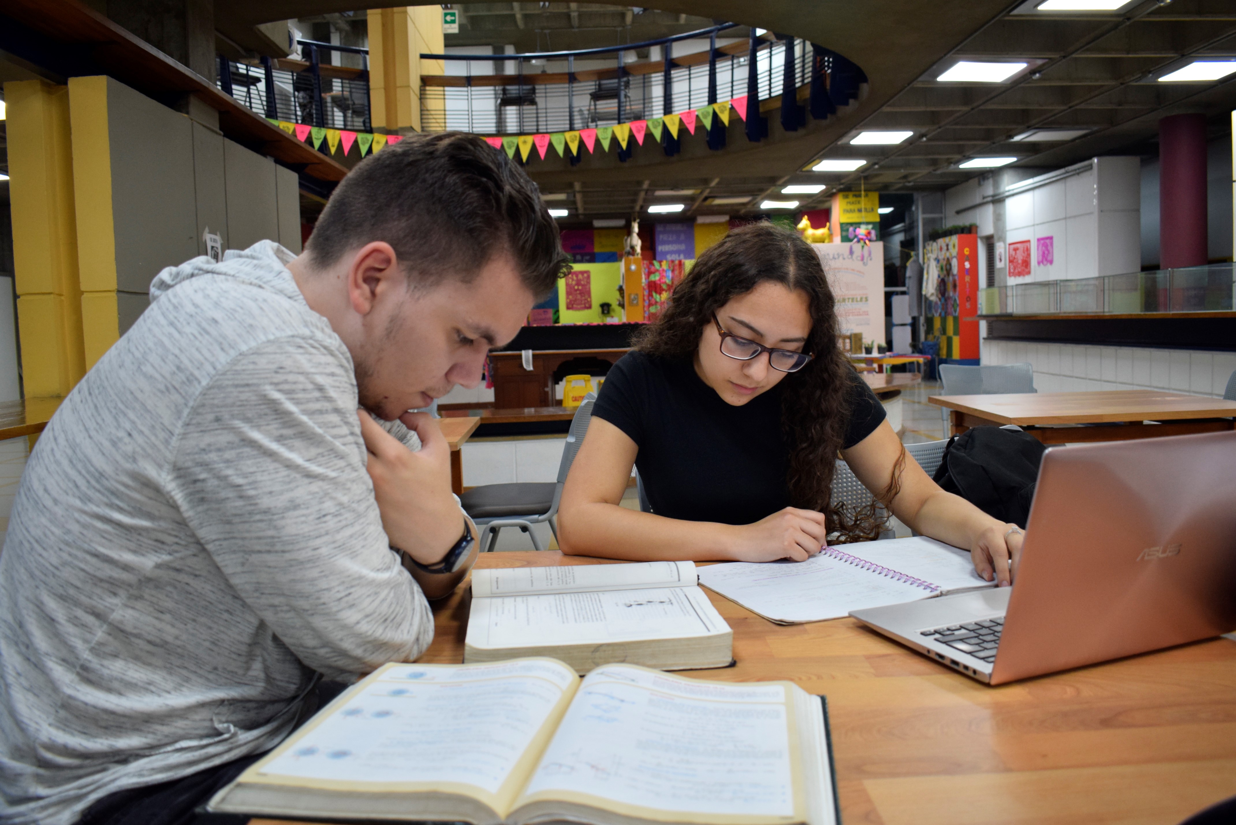 Este servicio está dirigido a comunidad UPB, estudiantes de universidades del G8, Universidad Católica Luis Amigó e Institución Universitaria Salazar y Herrera. El ingreso de los estudiantes que no sean de la UPB se realizará únicamente con cédula de ciudadanía y carné de la respectiva institución. El horario de ingreso después de las 10 p.m. se hará por la portería de la Av. Nutibara.