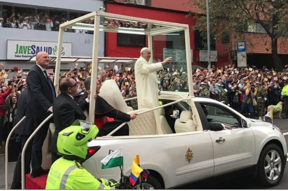 Una bendición del papa Francisco a toda velocidad