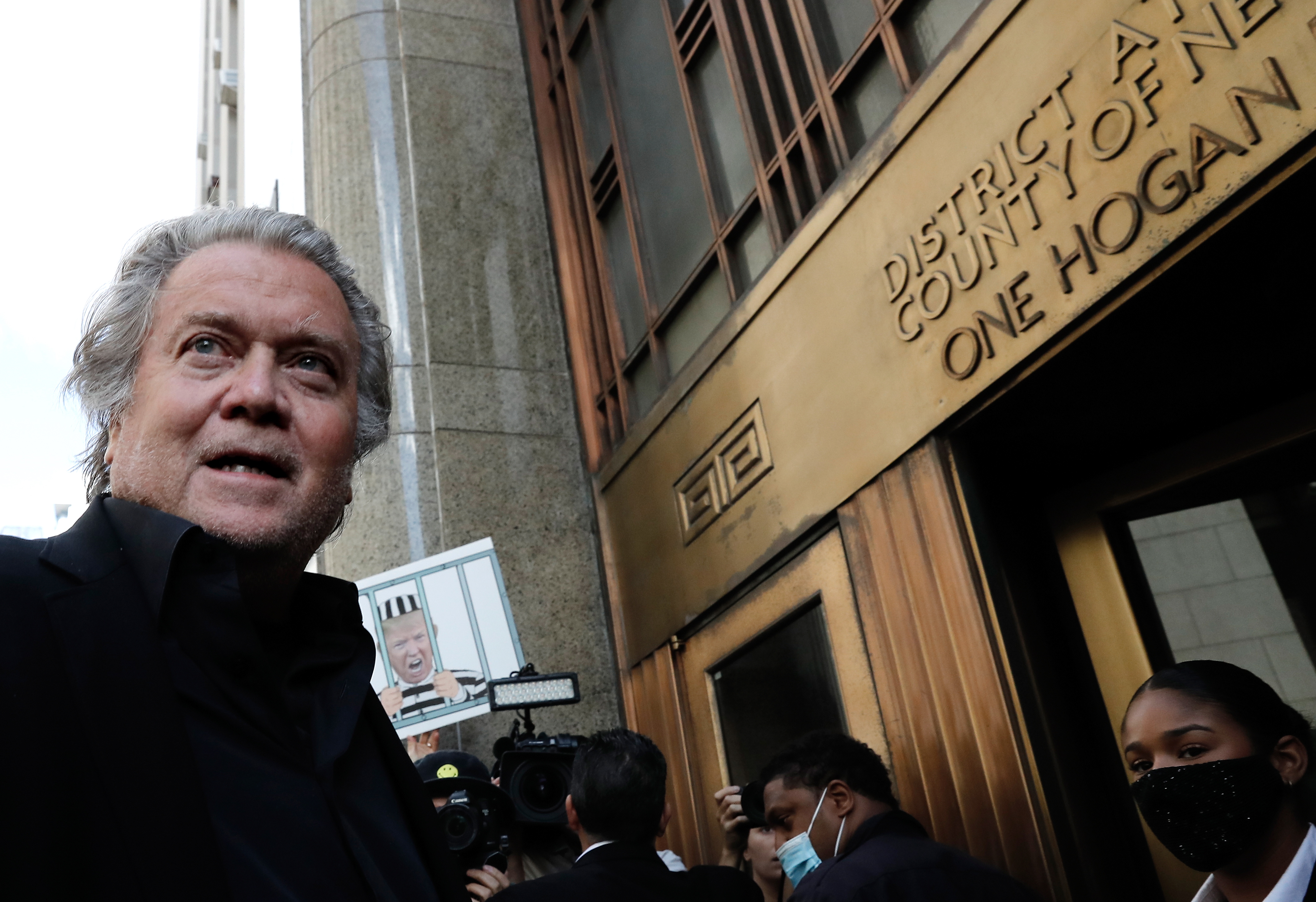 Exasesor de Trump, Steve Bannon, se entrega por lavado de activos