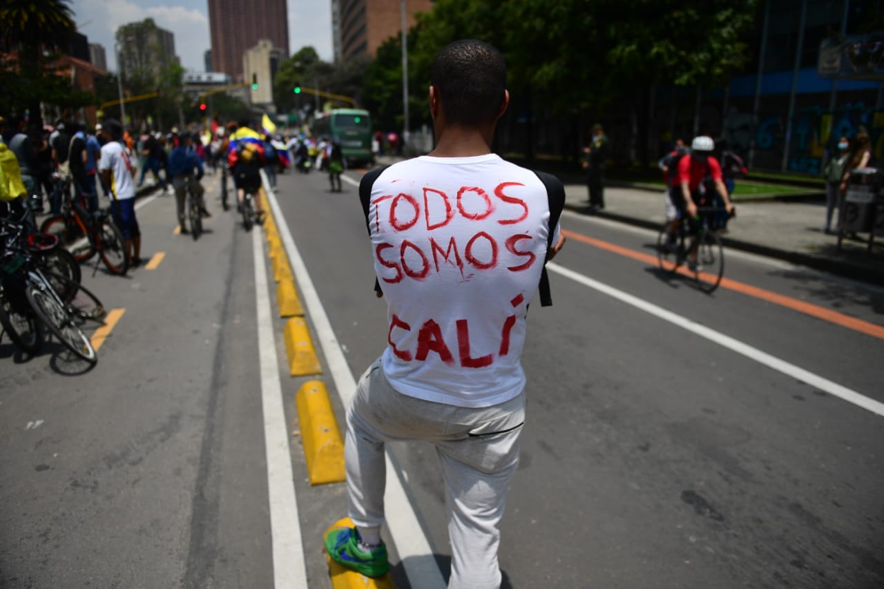 Se completa el décimo día de movilizaciones continuas en la capital y desde Bogotá los manifestantes rechazan las muertes y abusos que se han presentado en Cali.