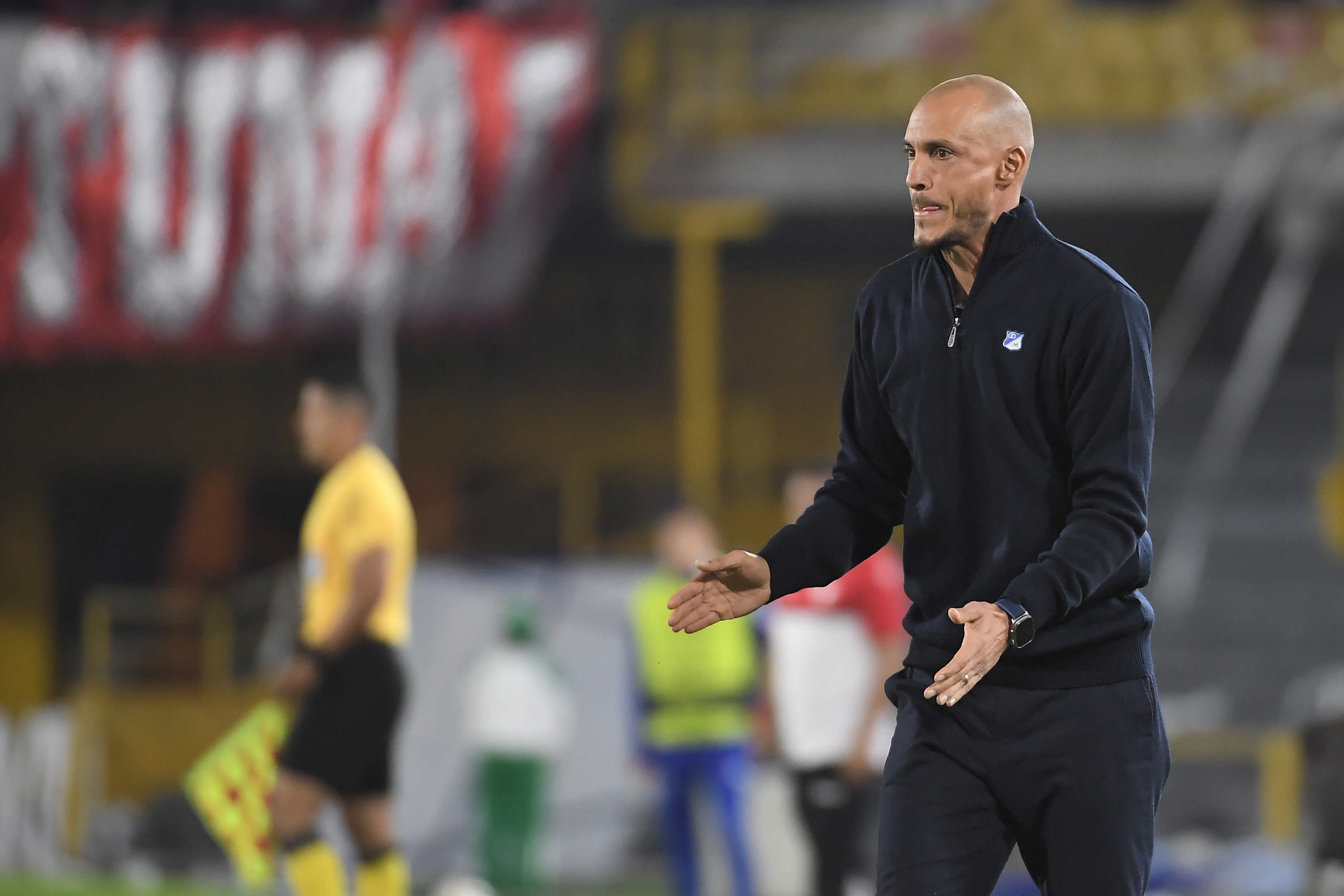 Técnico de Millonarios durante el compromiso ante Santa Fe en el Estadio El Campin de Bogotá, clásico capitalino con fecha adelantada por la jornada 17 de la Liga BetPlay