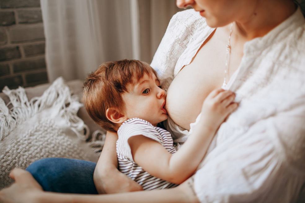 Nueva ley de maternidad en 2023 amplía el periodo de lactancia