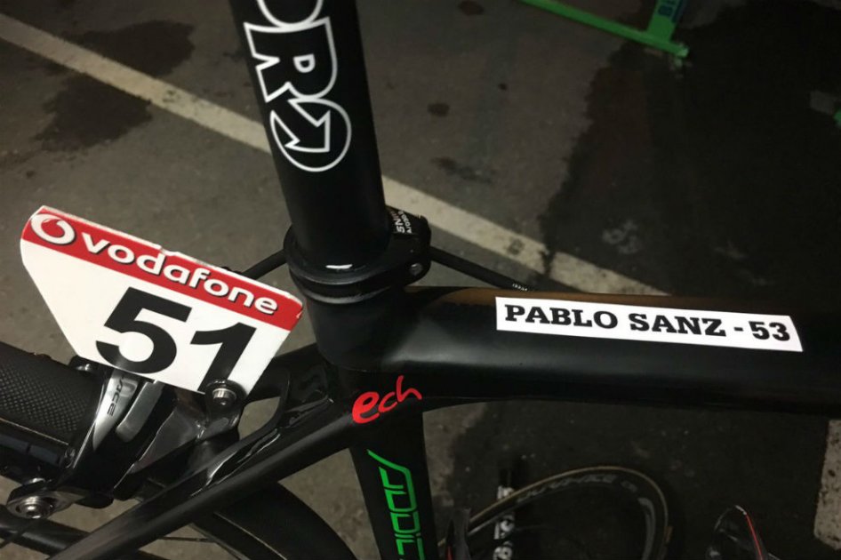 Bicicleta de Esteban Chaves con la pegatina en homenaje a Pablo Sanz. Foto: Orica